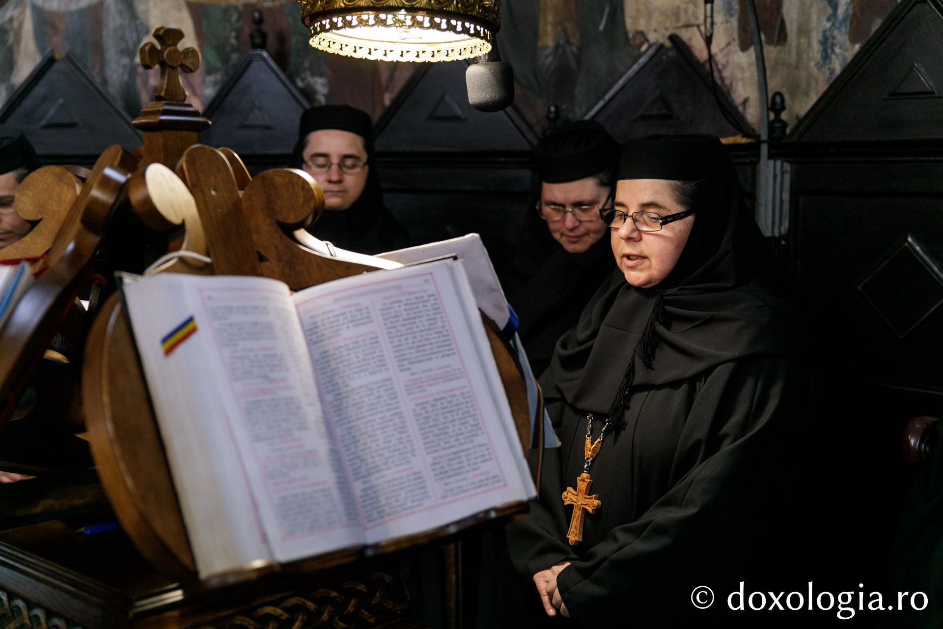 Denia celor 12 evanghelii la Mănăstirea Frumoasa din Iași