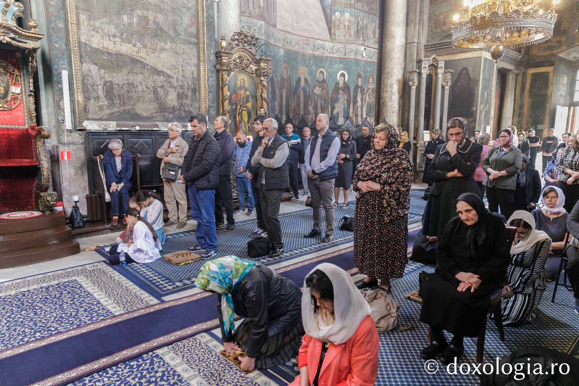 Denia celor 12 evanghelii la Mănăstirea Frumoasa din Iași