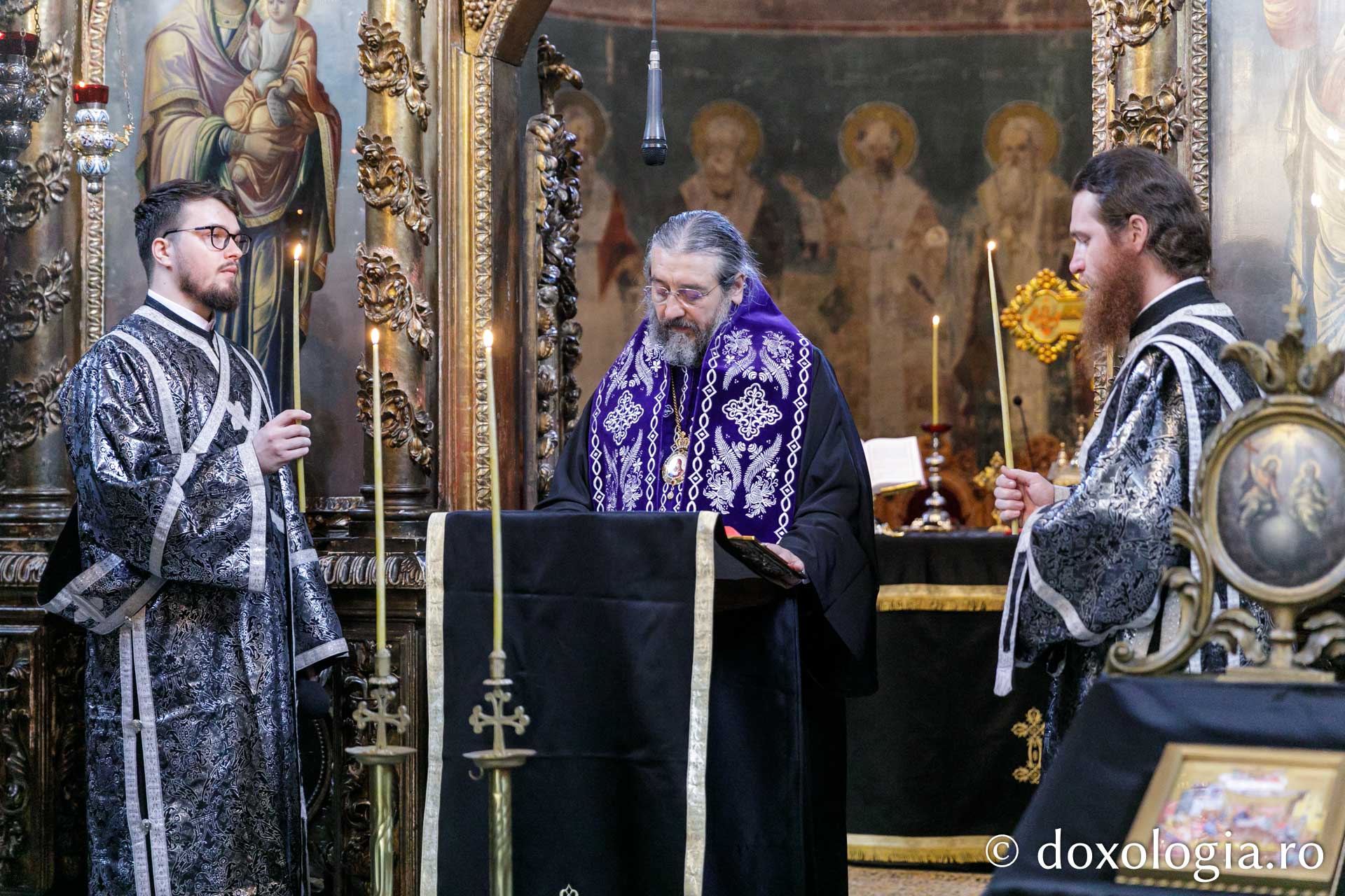 Denia celor 12 evanghelii la Mănăstirea Frumoasa din Iași