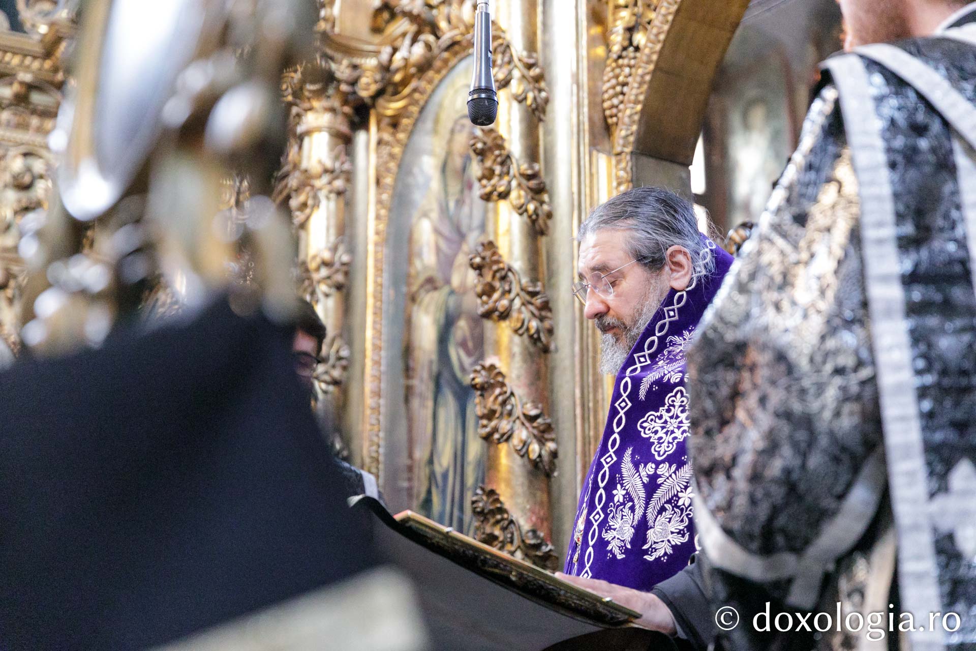 Denia celor 12 evanghelii la Mănăstirea Frumoasa din Iași