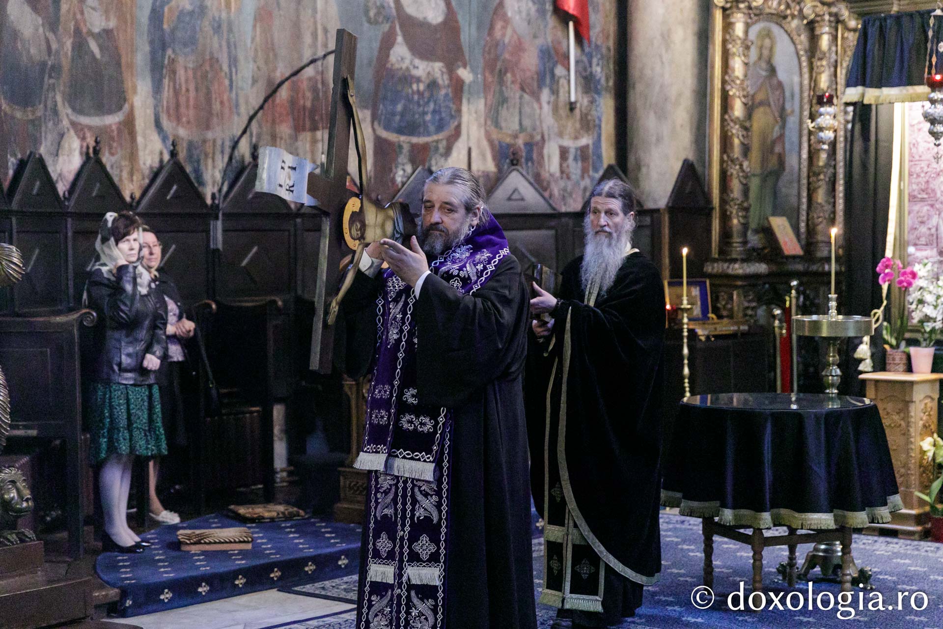 Denia celor 12 evanghelii la Mănăstirea Frumoasa din Iași