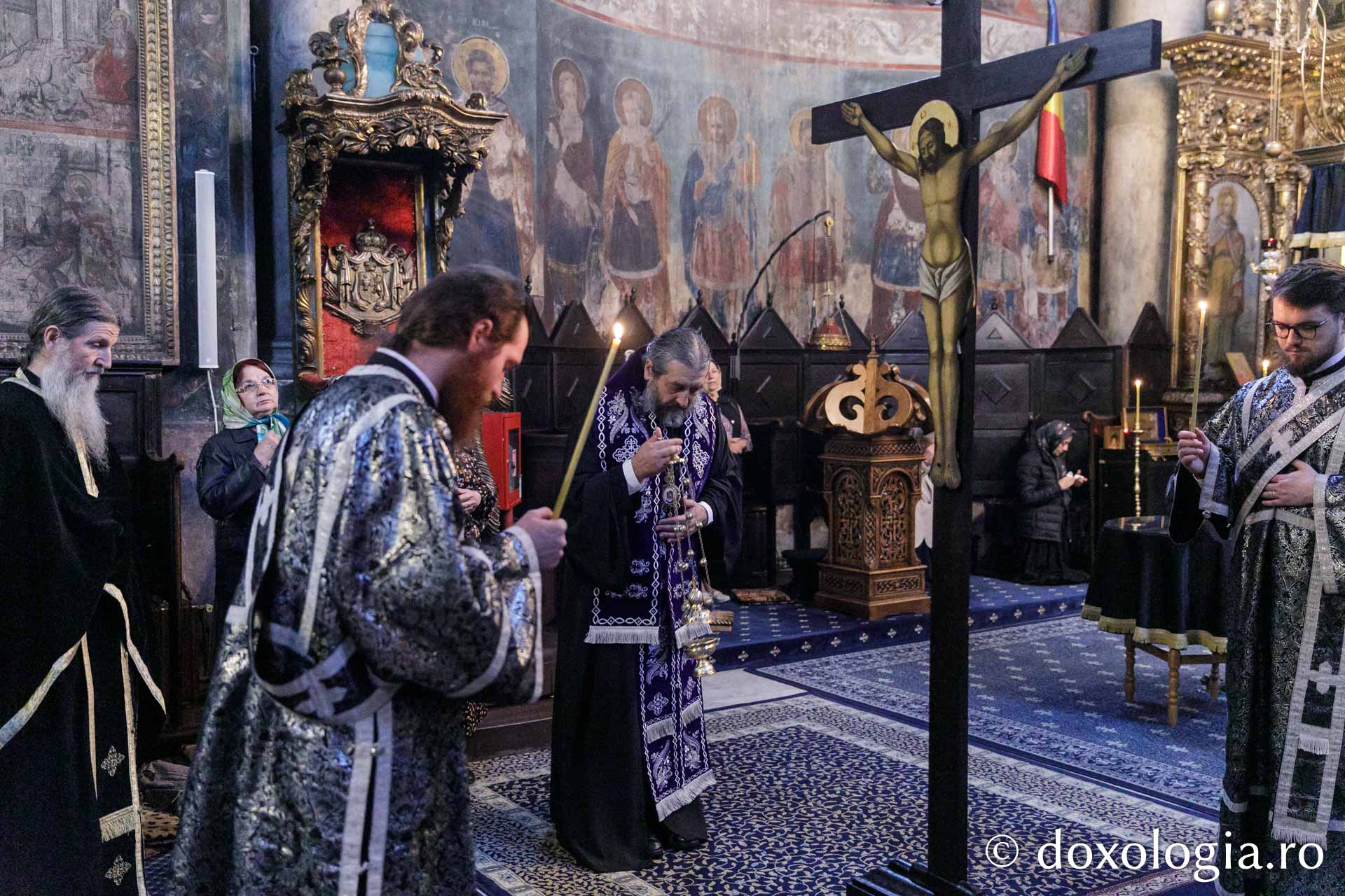 Denia celor 12 evanghelii la Mănăstirea Frumoasa din Iași