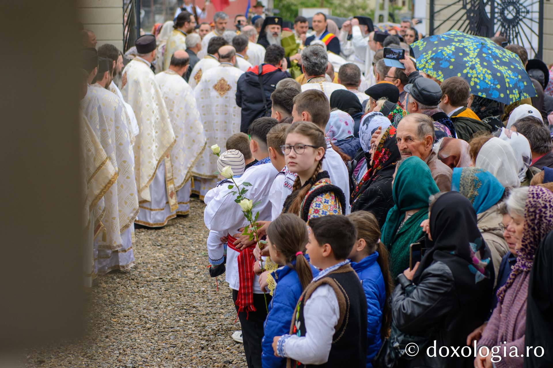Sfințirea bisericii „Sfinții Împărați Constantin și Elena” din Ruseni - Borlești