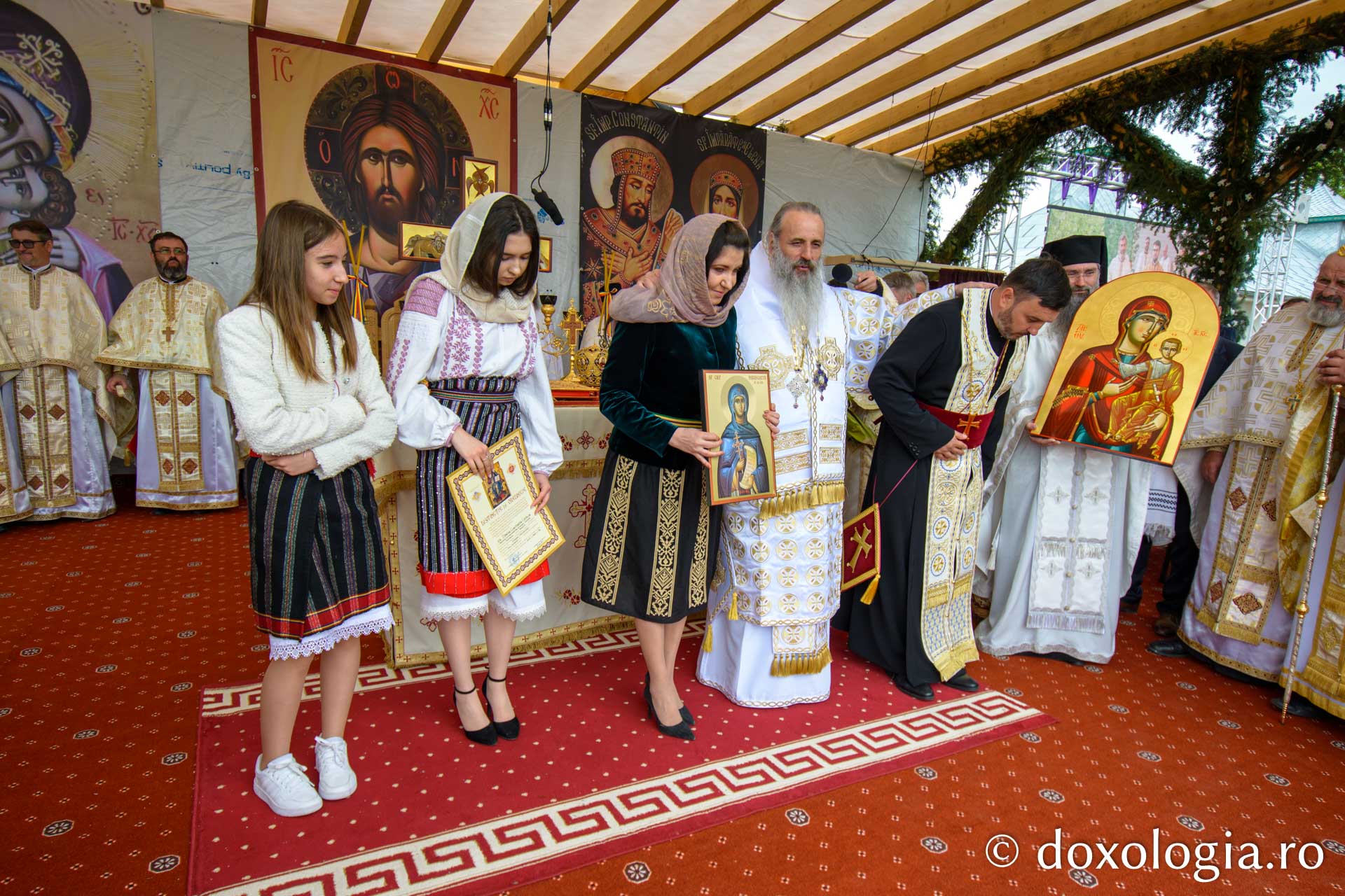 Sfințirea bisericii „Sfinții Împărați Constantin și Elena” din Ruseni - Borlești