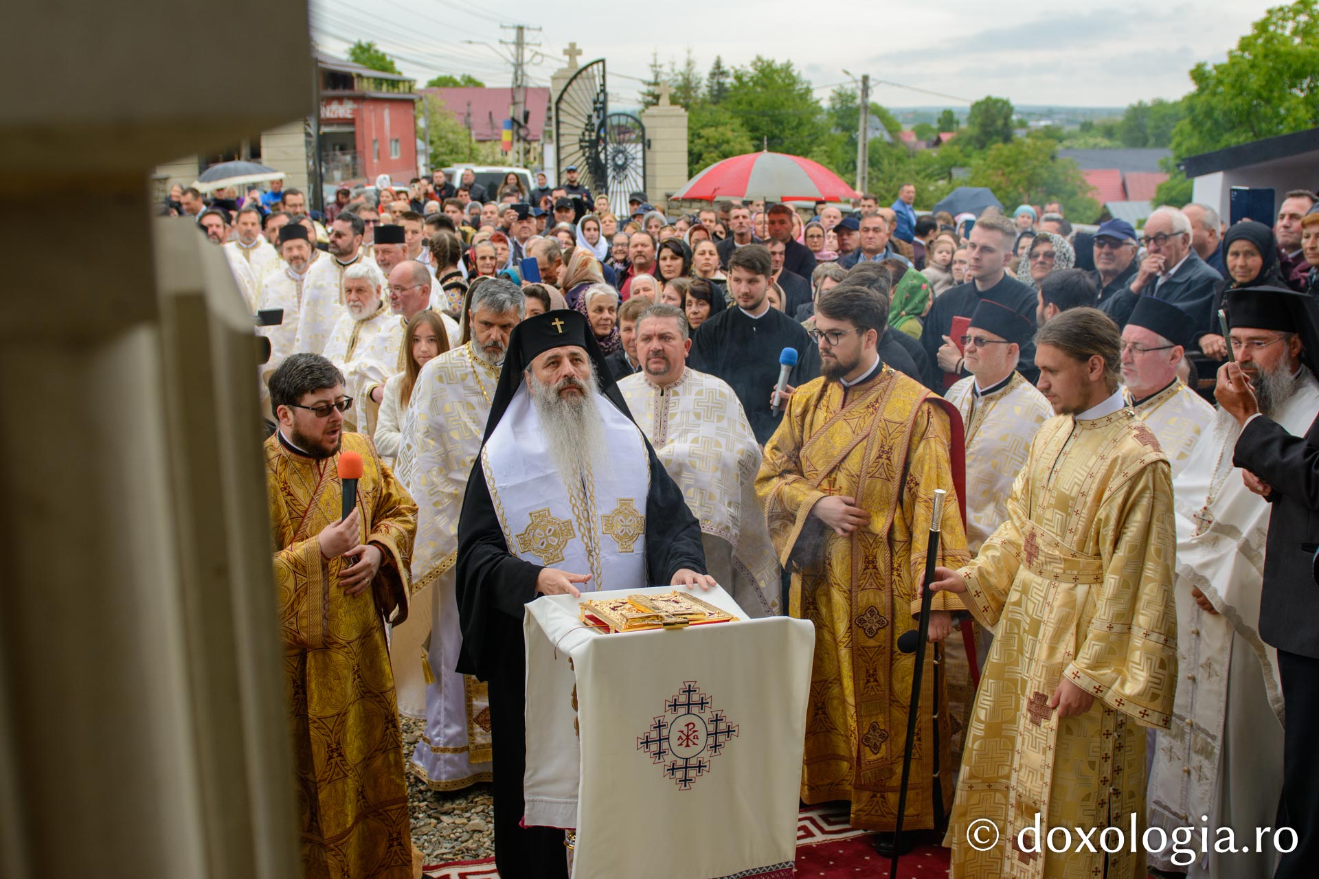 Sfințirea bisericii „Sfinții Împărați Constantin și Elena” din Ruseni - Borlești
