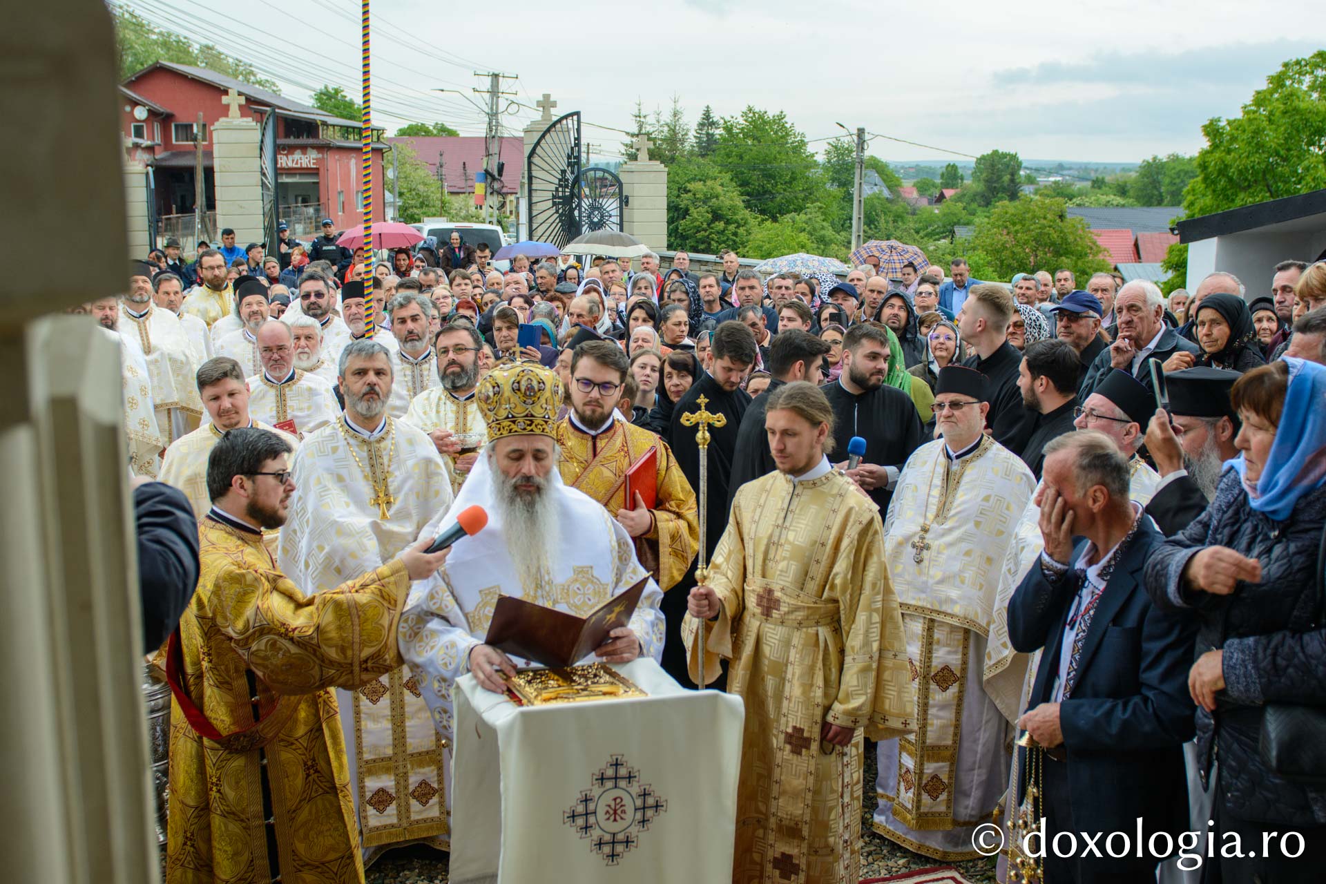 Sfințirea bisericii „Sfinții Împărați Constantin și Elena” din Ruseni - Borlești