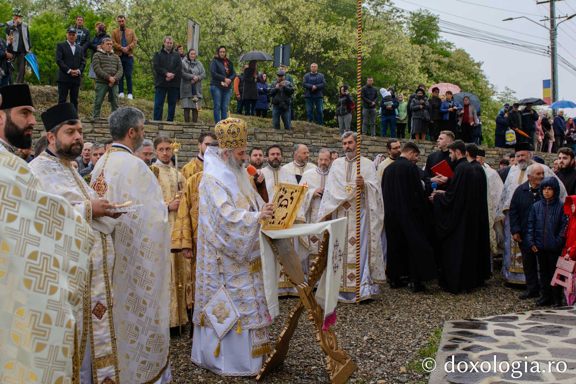 Sfințirea bisericii „Sfinții Împărați Constantin și Elena” din Ruseni - Borlești