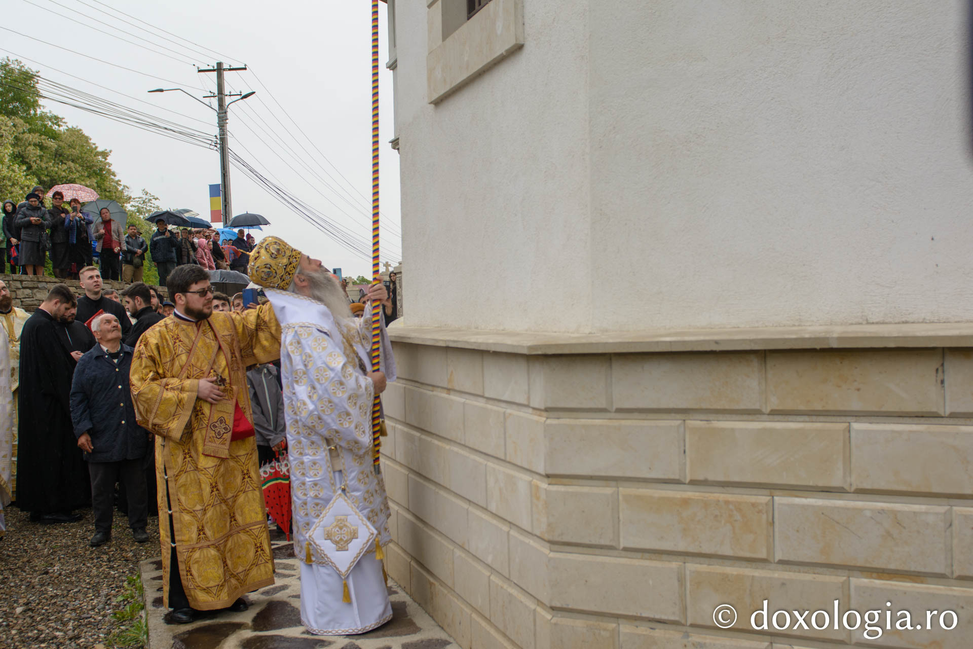 Sfințirea bisericii „Sfinții Împărați Constantin și Elena” din Ruseni - Borlești
