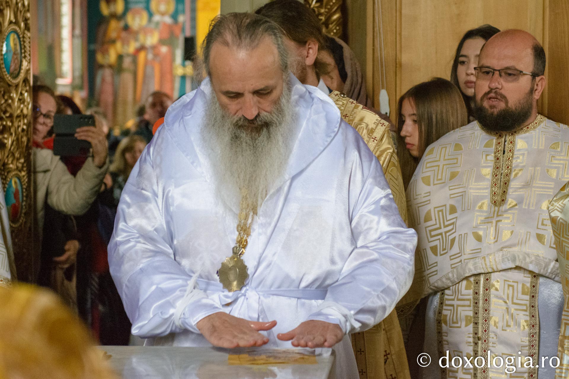 Sfințirea bisericii „Sfinții Împărați Constantin și Elena” din Ruseni - Borlești