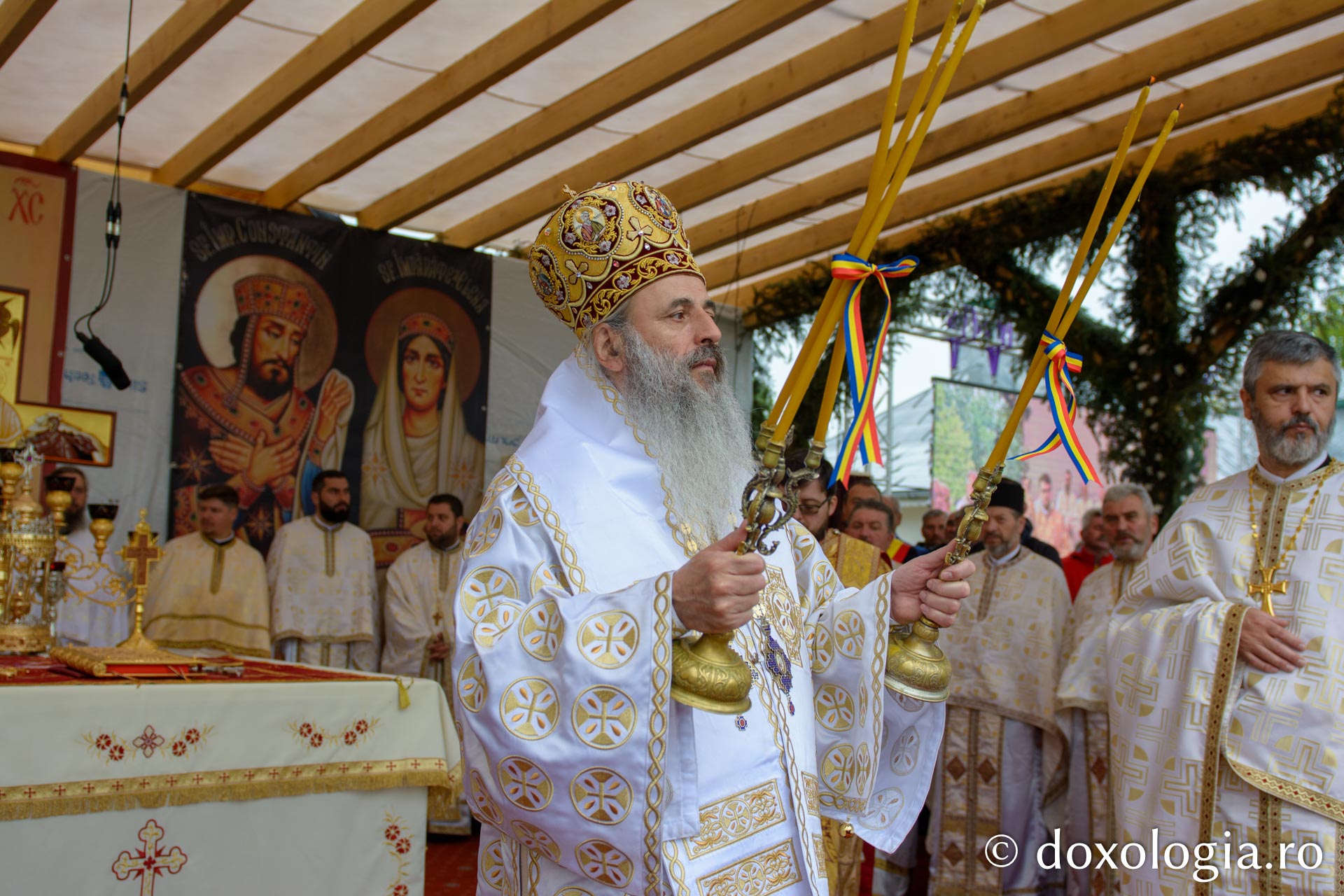 Sfințirea bisericii „Sfinții Împărați Constantin și Elena” din Ruseni - Borlești