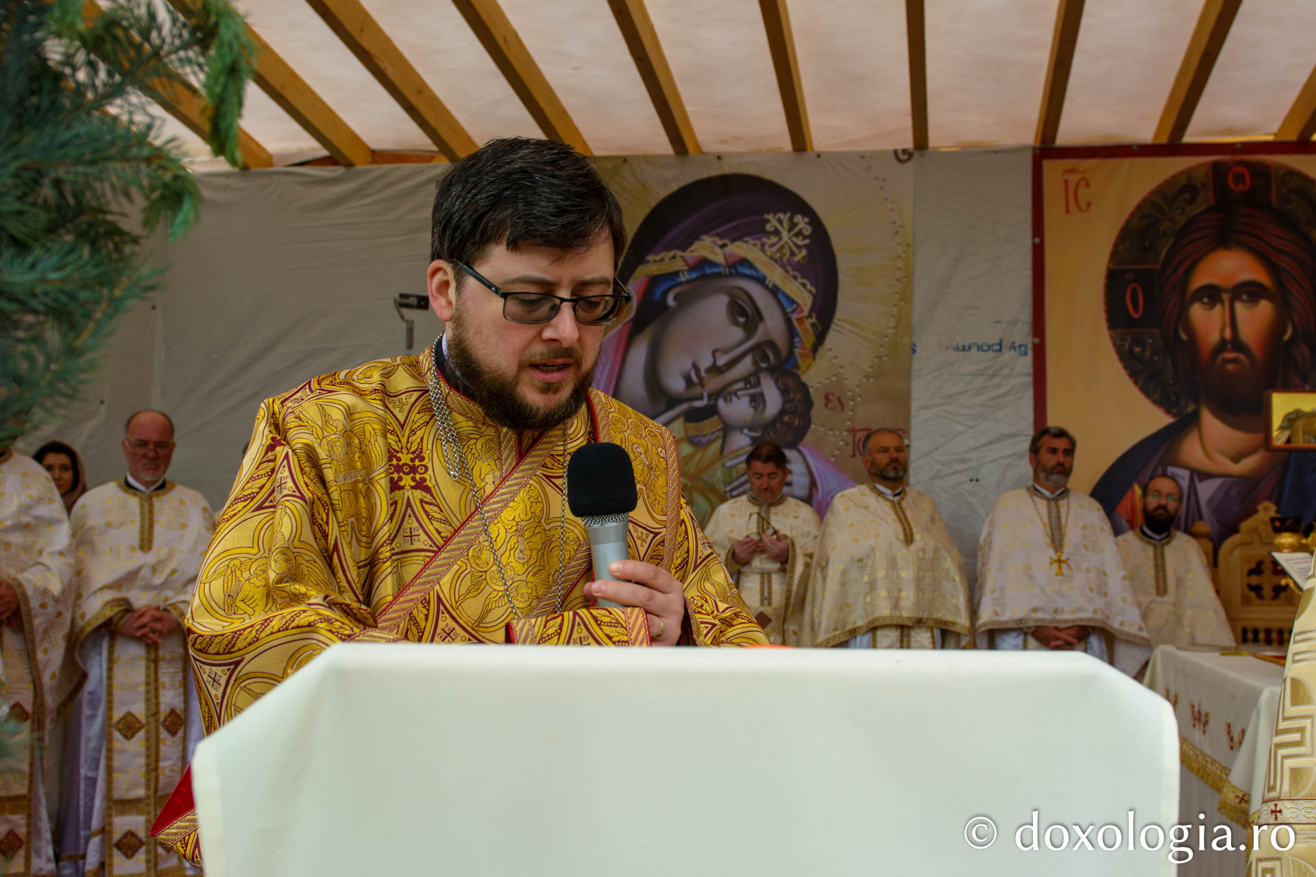 Sfințirea bisericii „Sfinții Împărați Constantin și Elena” din Ruseni - Borlești