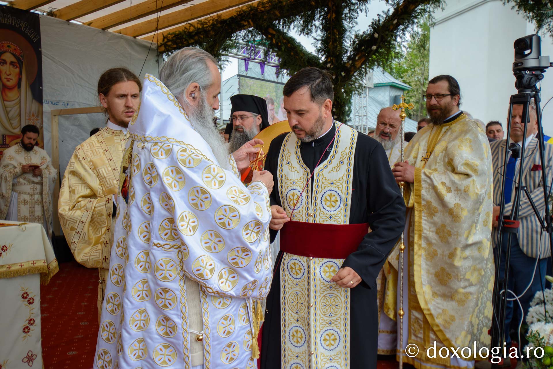 Sfințirea bisericii „Sfinții Împărați Constantin și Elena” din Ruseni - Borlești