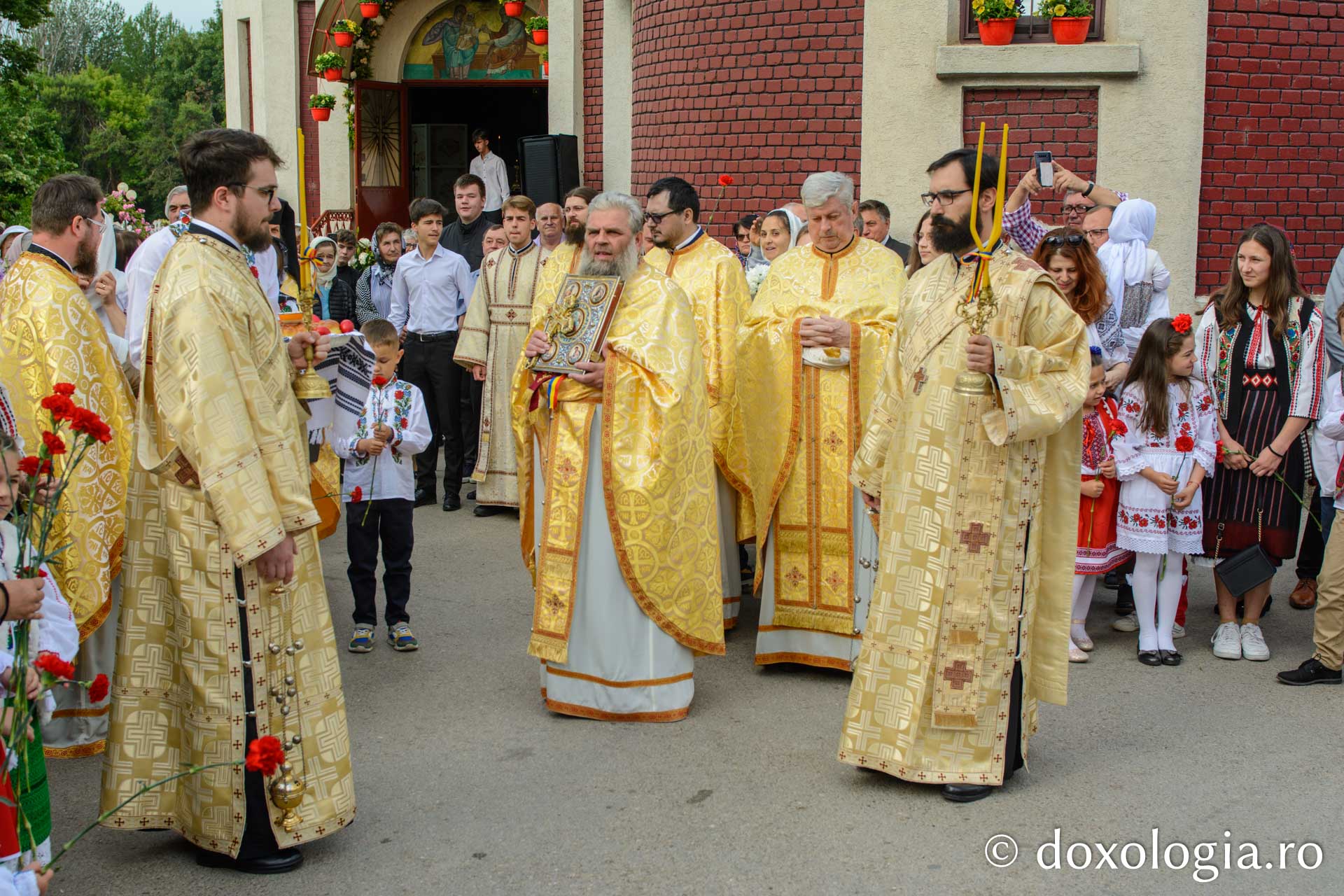 Slujiri arhierești în două parohii din Protopopiatul Botoșani / Foto: Mihail Vrăjitoru Slujiri arhierești în două parohii din Protopopiatul Botoșani