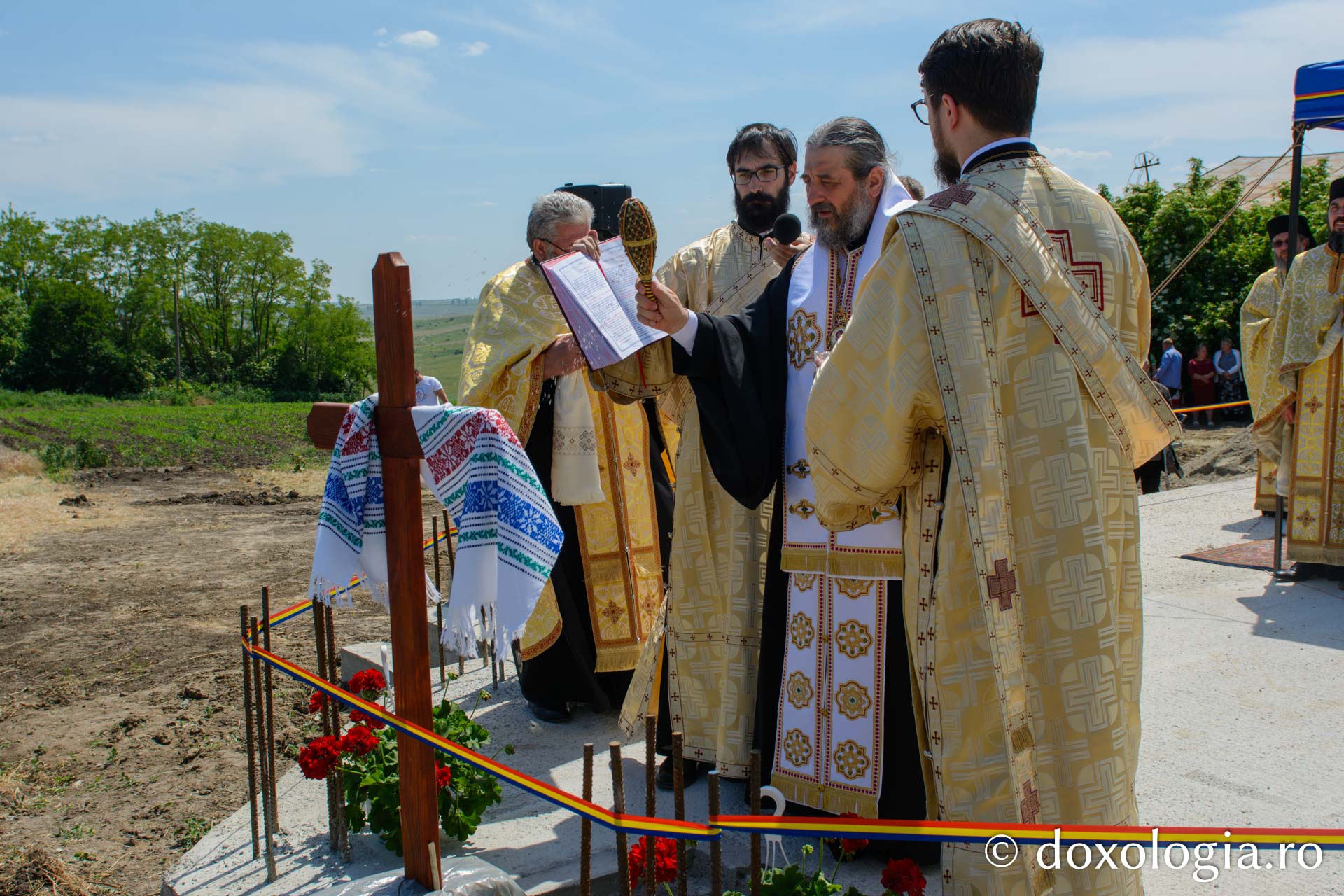 Slujiri arhierești în două parohii din Protopopiatul Botoșani / Foto: Mihail Vrăjitoru Slujiri arhierești în două parohii din Protopopiatul Botoșani