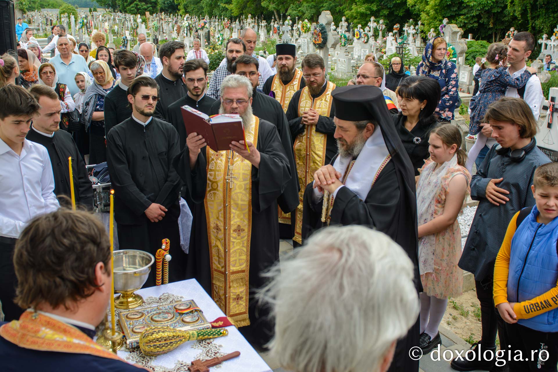 Slujiri arhierești în două parohii din Protopopiatul Botoșani / Foto: Mihail Vrăjitoru Slujiri arhierești în două parohii din Protopopiatul Botoșani