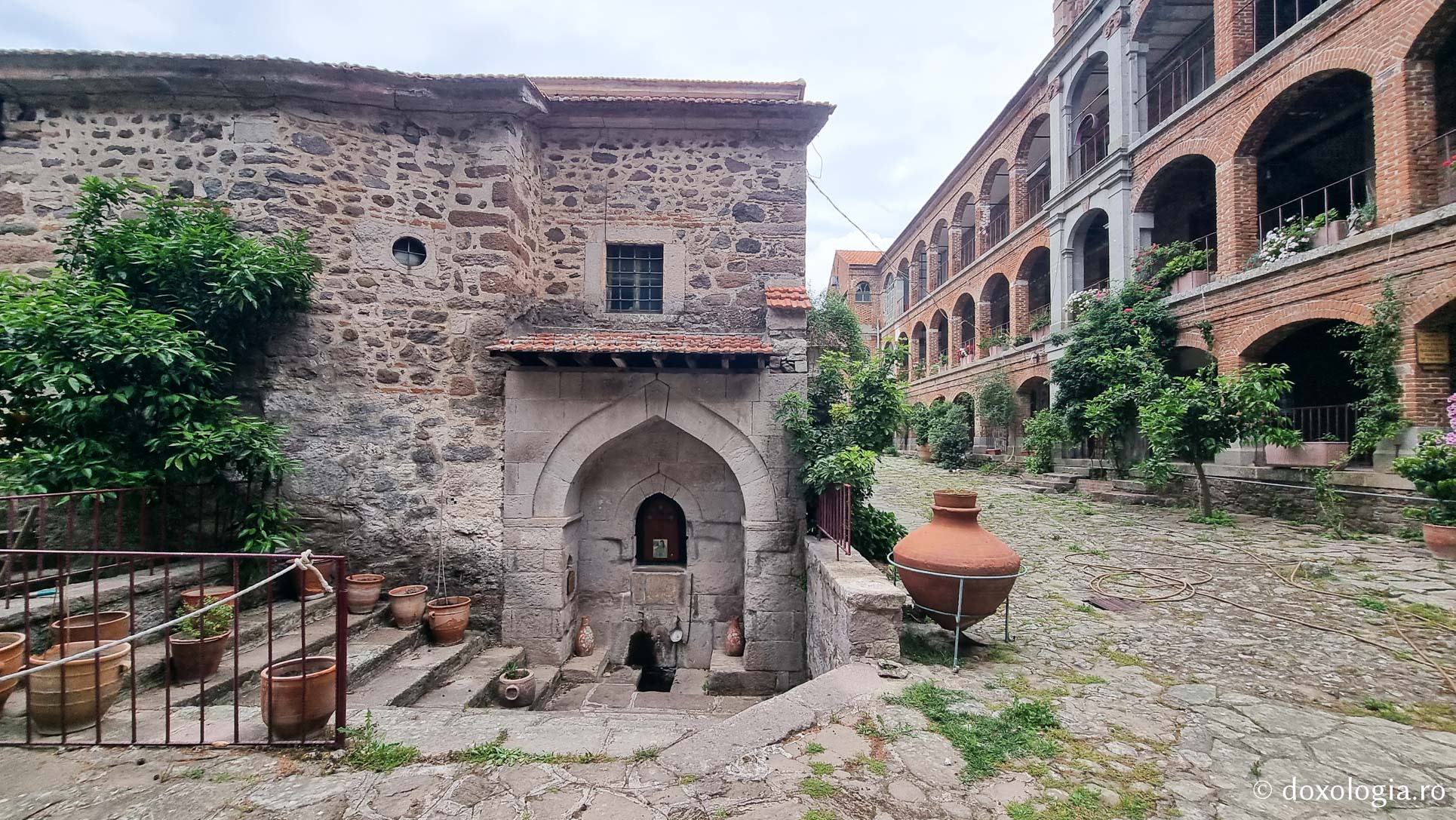 Aghiasma Sfântului Ierarh Ignatie de la Mănăstirea Leimonos din Insula Lesvos / Foto: Magda Buftea Aghiasma Sfântului Ierarh Ignatie de la Mănăstirea Leimonos din Insula Lesvos