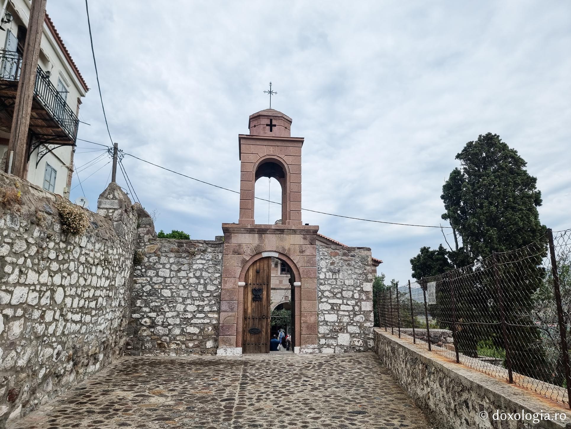 Pași de pelerin la Biserica „Sfânta Chiriachi” din Molivos, Insula Lesvos / Foto: Magda Buftea Pași de pelerin la Biserica „Sfânta Chiriachi” din Molivos, Insula Lesvos
