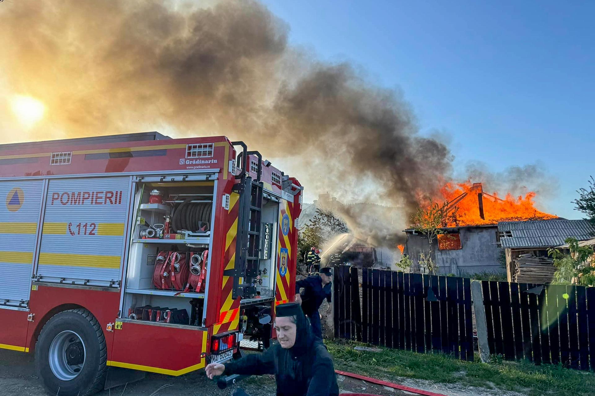 Două case monahale, afectate de incendiul de la Mănăstirea Văratec