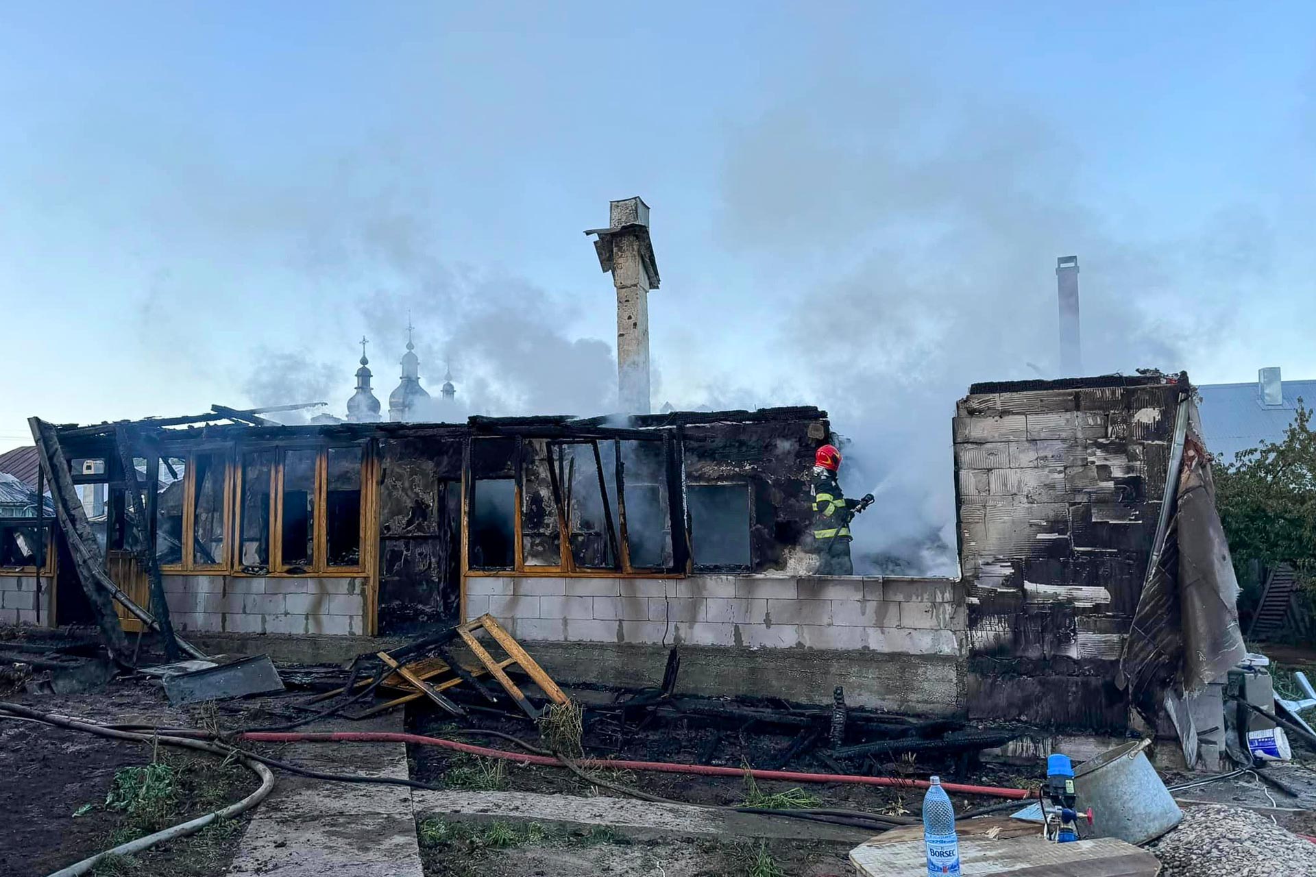 Două case monahale, afectate de incendiul de la Mănăstirea Văratec