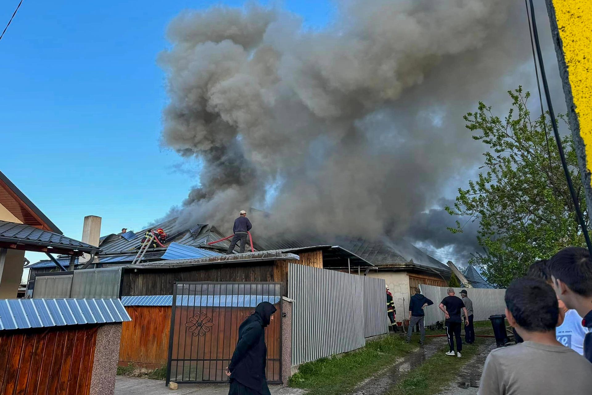 Două case monahale, afectate de incendiul de la Mănăstirea Văratec