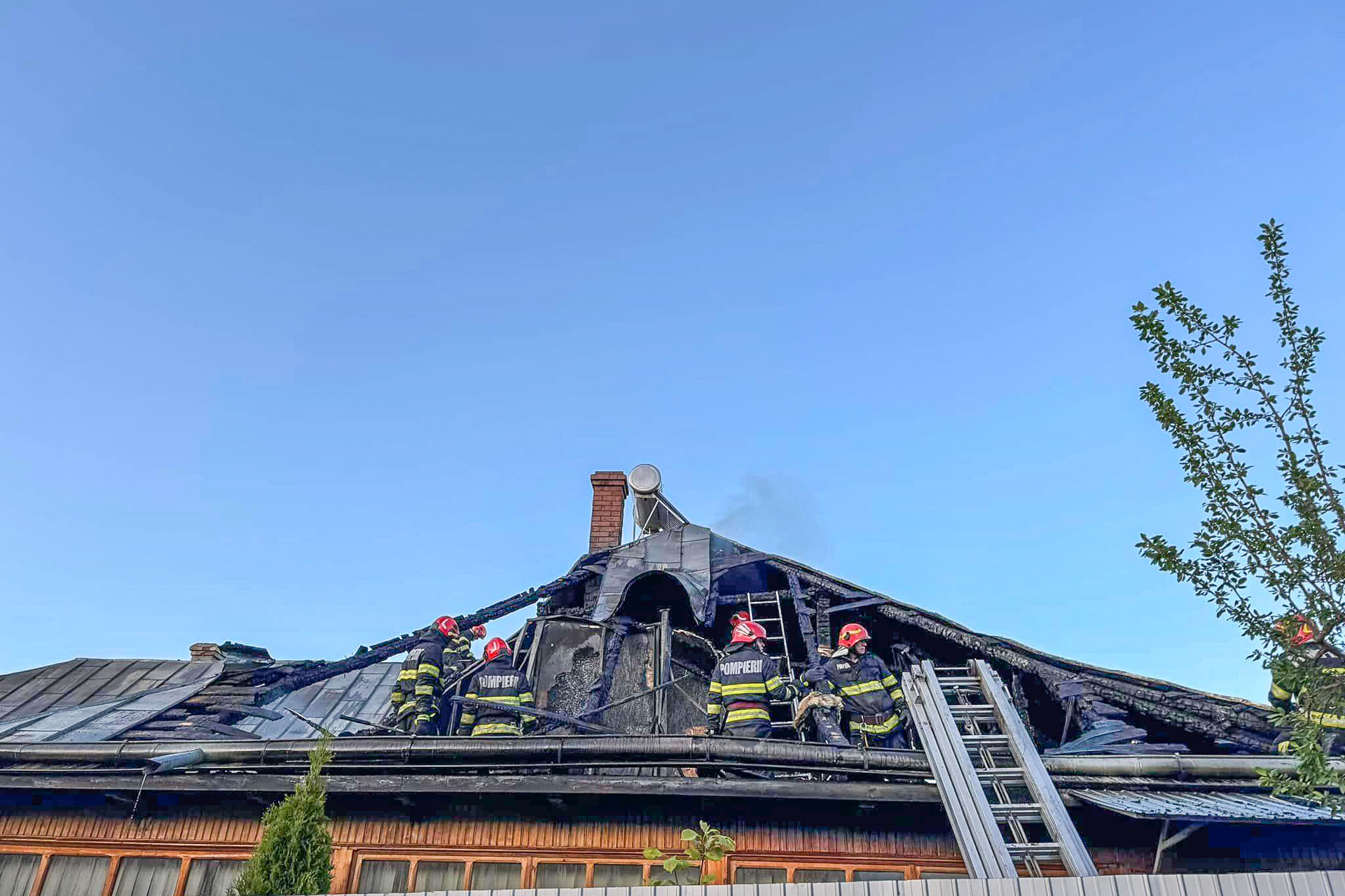 Două case monahale, afectate de incendiul de la Mănăstirea Văratec