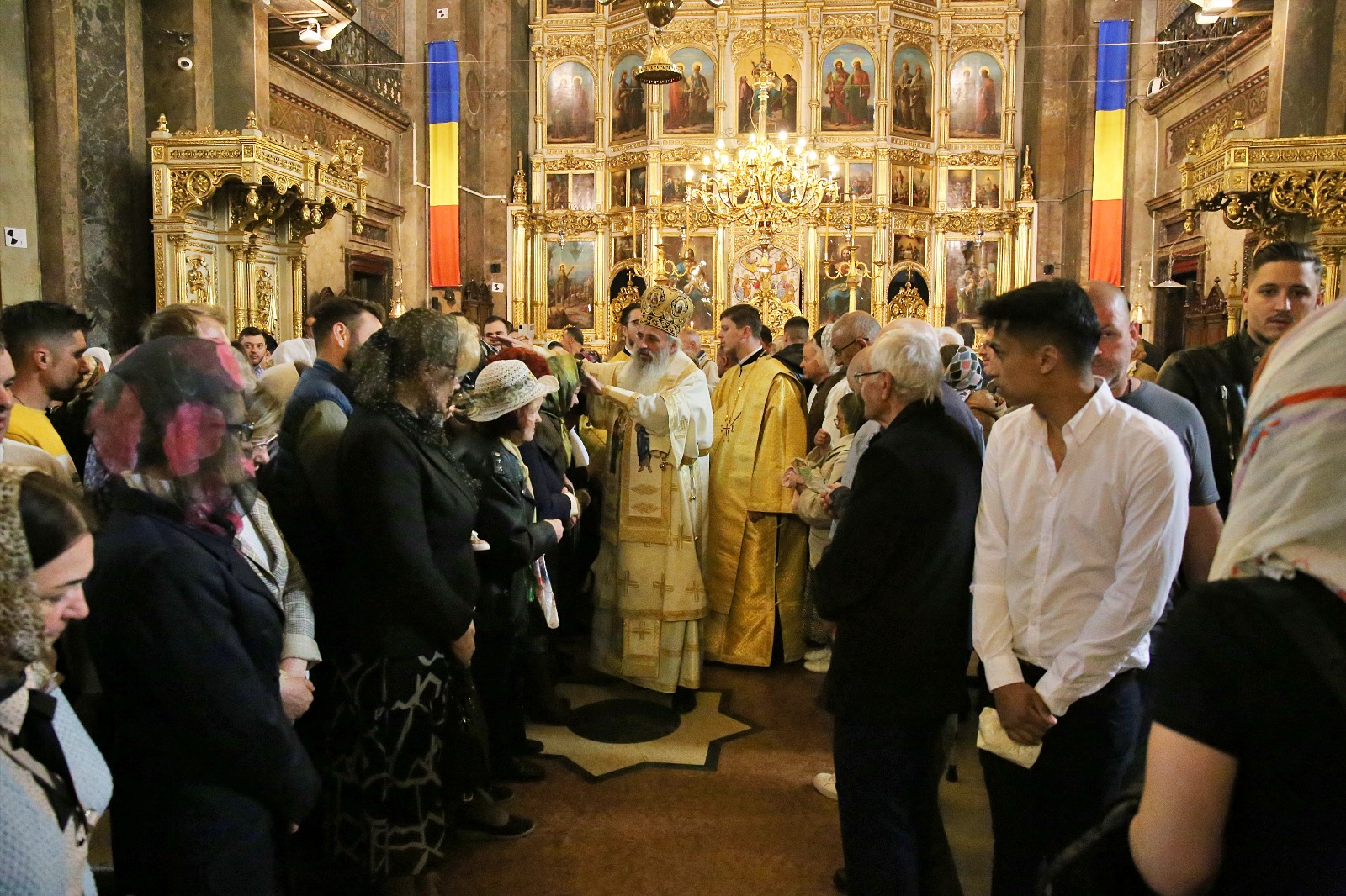 IPS Teofan binecuvântând credincioșii