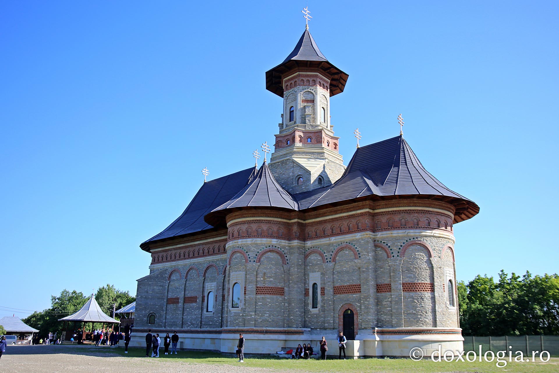 Doi mitropoliți la hramul Mănăstirii Sângeap Basaraba. S-au împlinit 625 de ani de la înființarea așezământului monahal / Foto: Flavius Popa Biserica Mănăstirii Sângeap-Basaraba