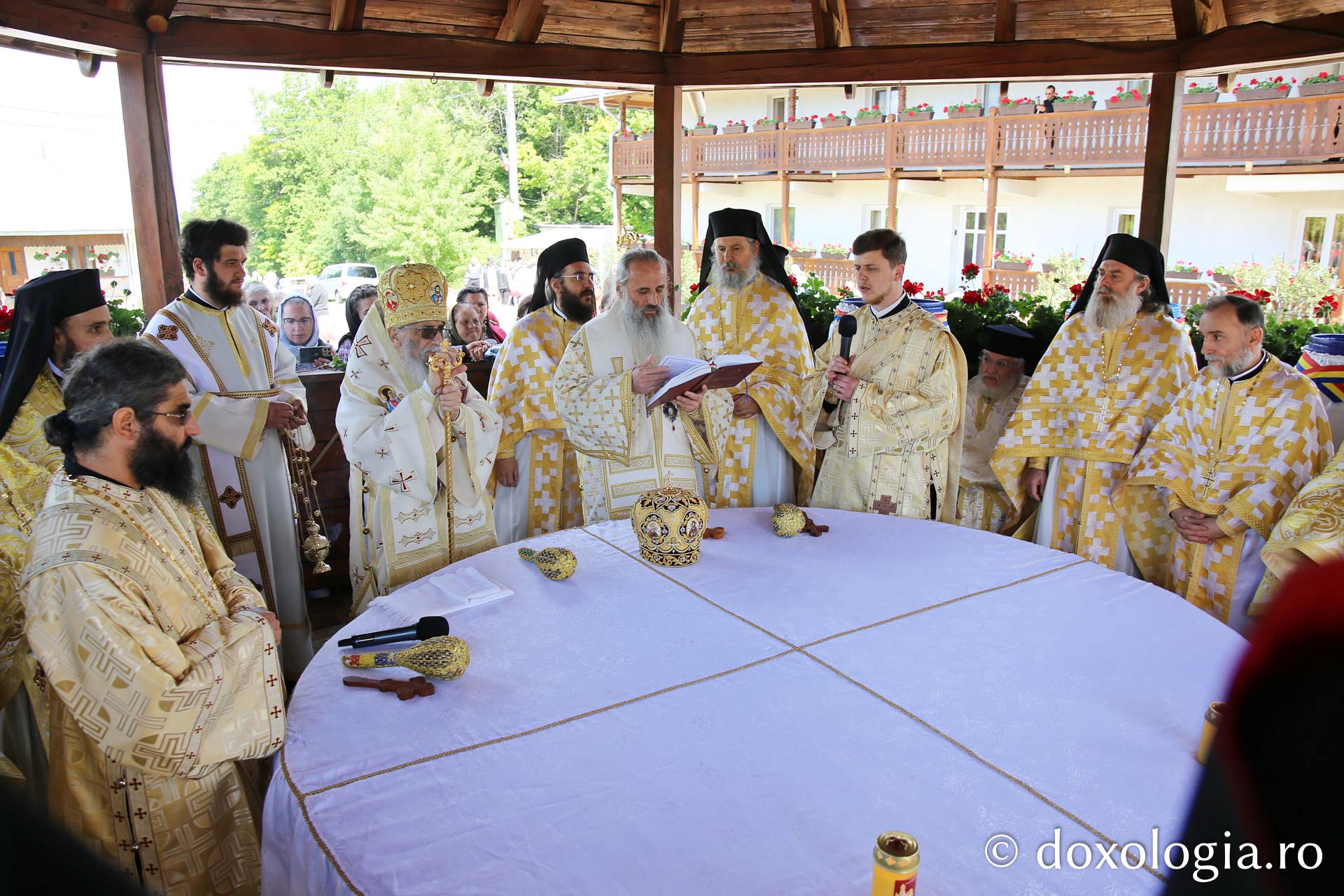 Doi mitropoliți la hramul Mănăstirii Sângeap Basaraba. S-au împlinit 625 de ani de la înființarea așezământului monahal / Foto: Flavius Popa Izvorul Tămăduirii, hramul Mănăstirii Sângeap-Basaraba