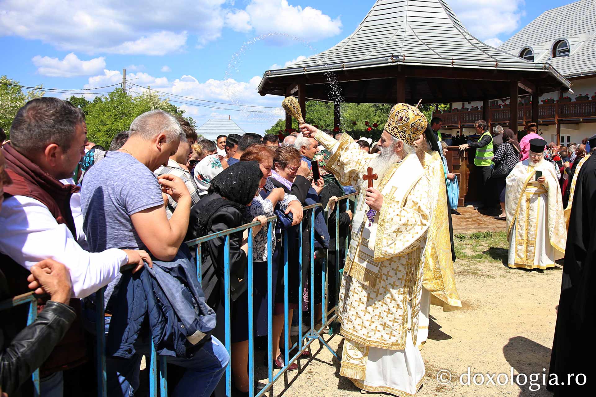 Doi mitropoliți la hramul Mănăstirii Sângeap Basaraba. S-au împlinit 625 de ani de la înființarea așezământului monahal / Foto: Flavius Popa Izvorul Tămăduirii, hramul Mănăstirii Sângeap-Basaraba