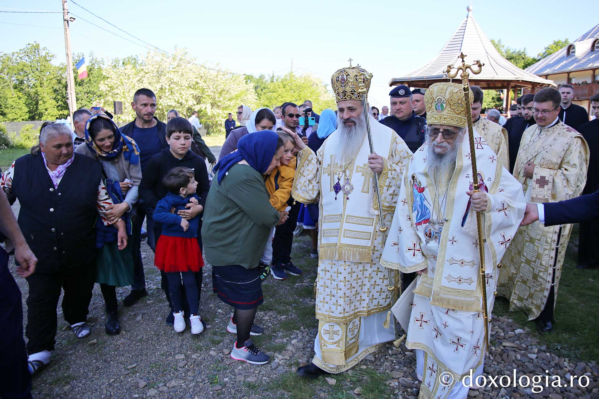 Doi mitropoliți la hramul Mănăstirii Sângeap Basaraba. S-au împlinit 625 de ani de la înființarea așezământului monahal / Foto: Flavius Popa Înaltpreasfințitul Efrem, Mitropolit de Tripoli, Al-Koura și Împrejurimi și Înaltpreasfințitul Părinte Mitropolit Teofan