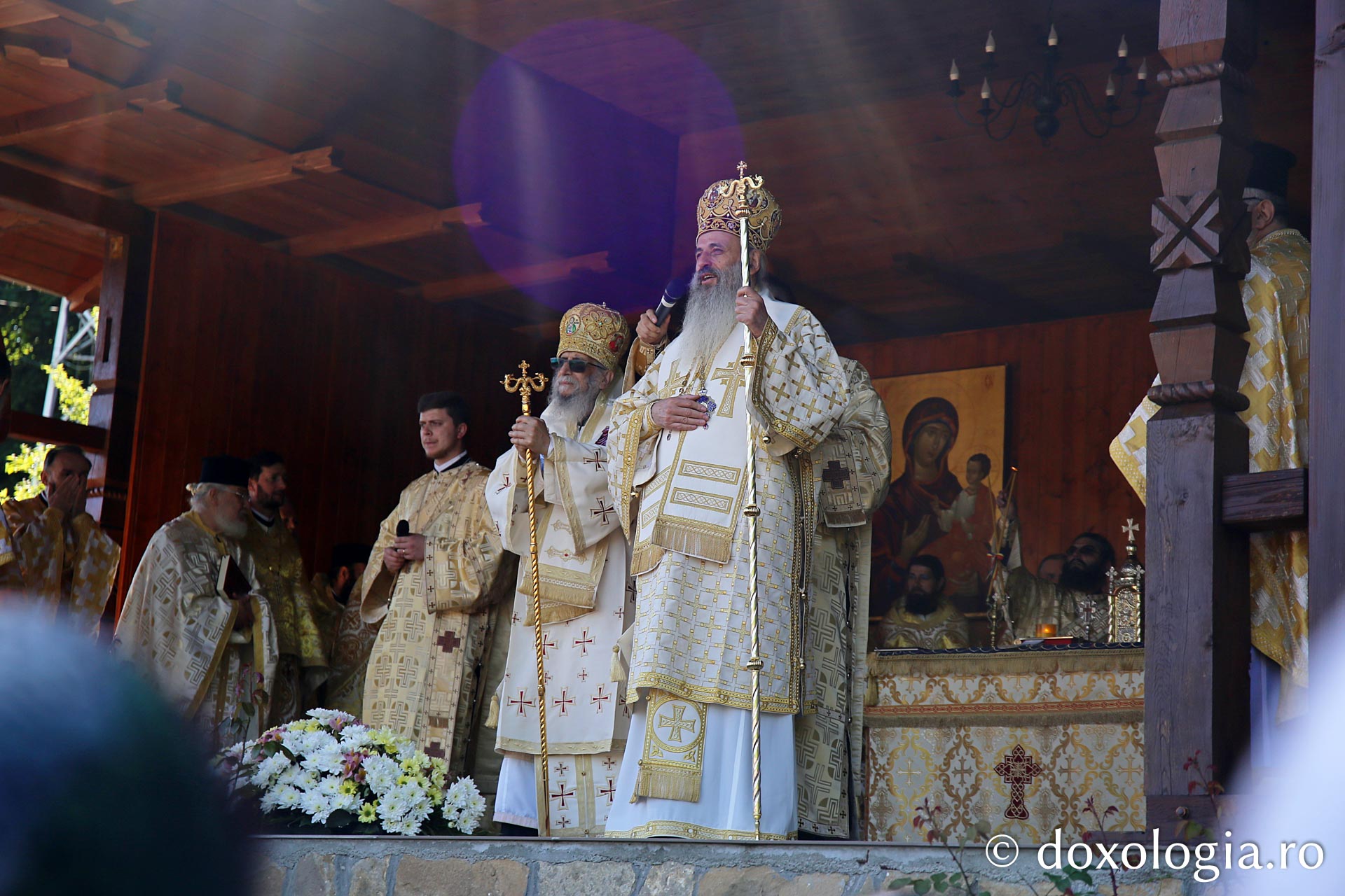 Doi mitropoliți la hramul Mănăstirii Sângeap Basaraba. S-au împlinit 625 de ani de la înființarea așezământului monahal / Foto: Flavius Popa Înaltpreasfințitul Efrem, Mitropolit de Tripoli, Al-Koura și Împrejurimi și Înaltpreasfințitul Părinte Mitropolit Teofan