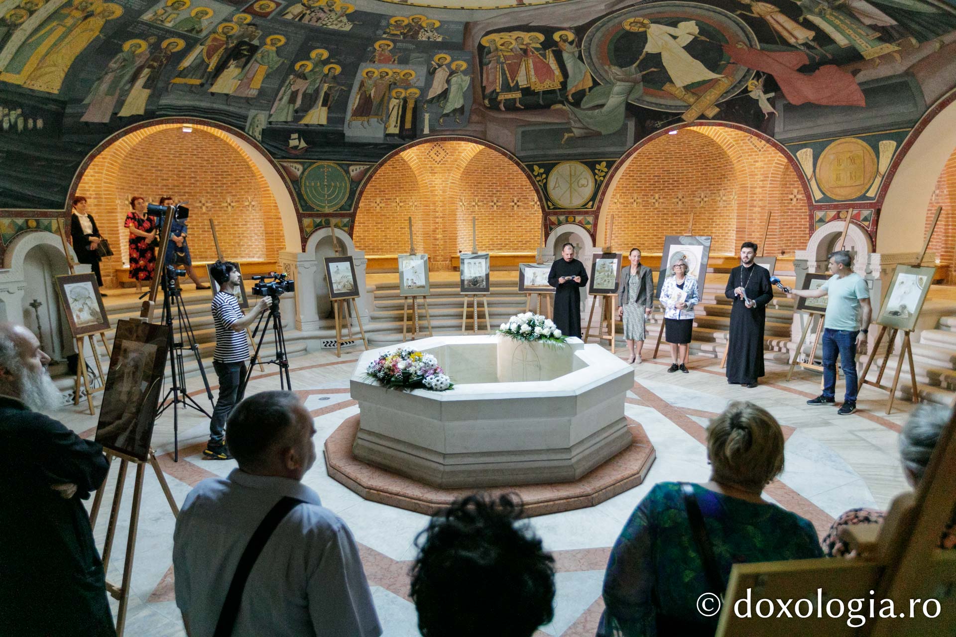 Vernisajul expozițiilor „Libertate, te iubim!” și „Parabolele Mântuitorului” de Elena Murariu