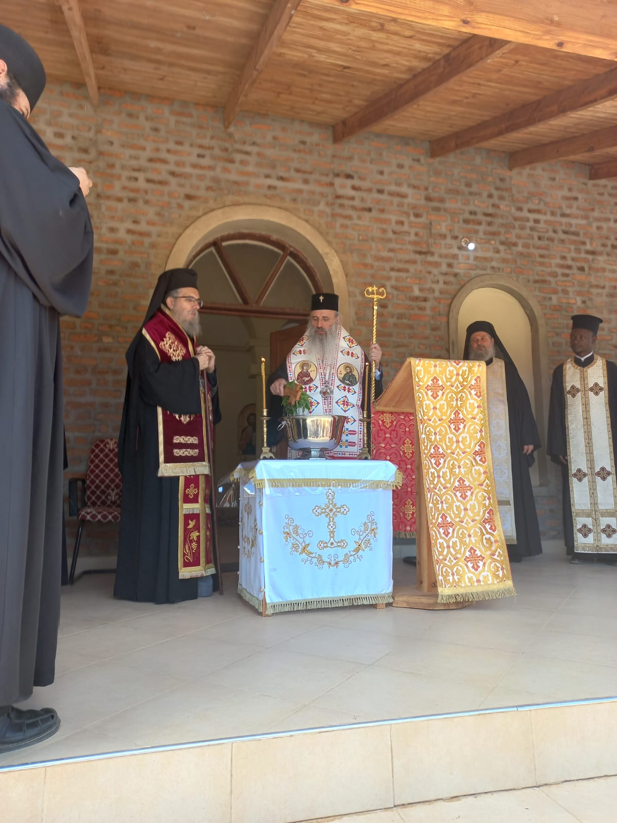 Sfințirea chiliilor mănăstirii cu hramul „Sfântul Arhanghel Mihail” și „Sfântul Paisie de la Neamț” IPS Teofan în Tanzania (mai, 2024)