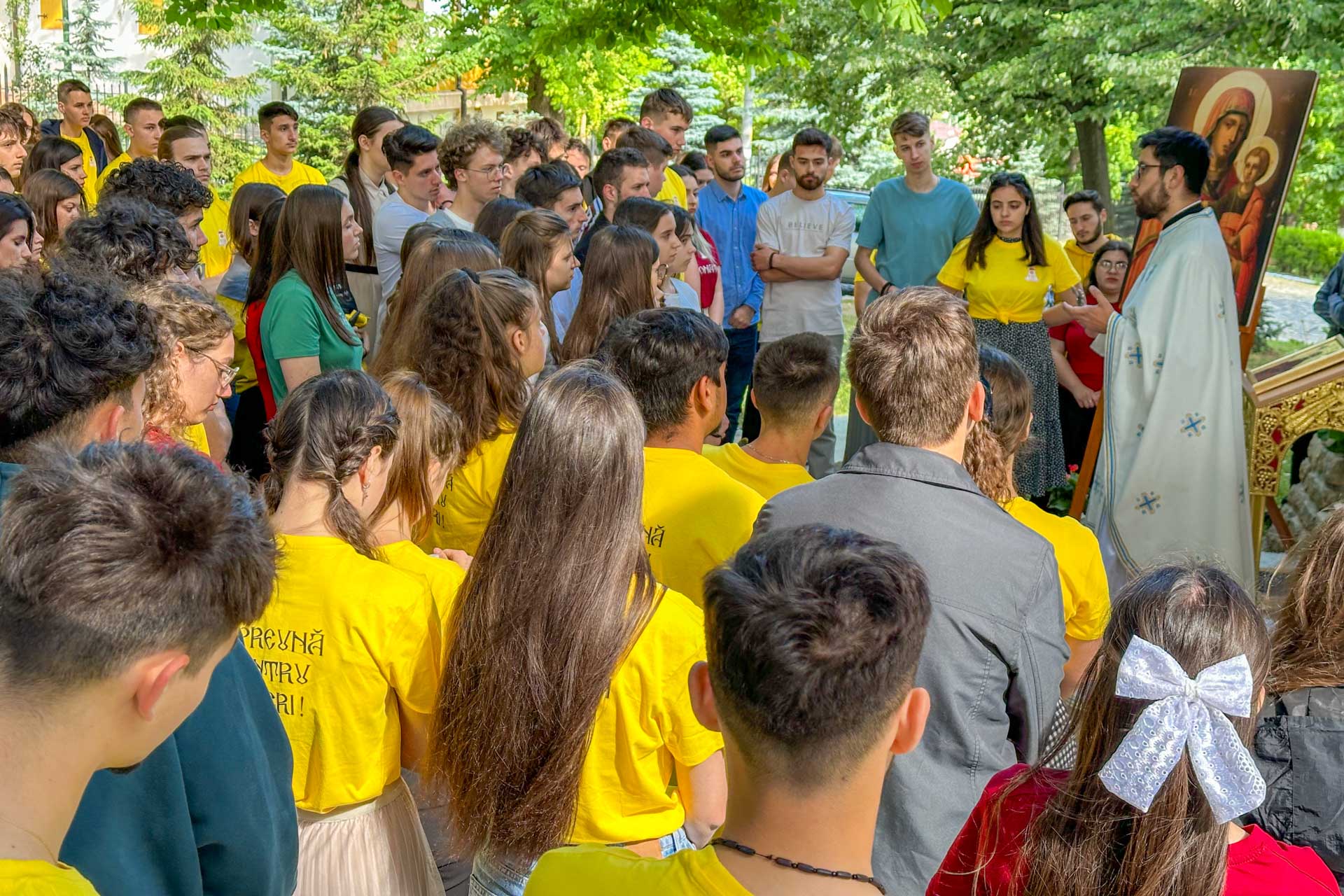Seminar pentru voluntarii taberei din Pridvorul Satului, la Mănăstirea Bucium Seminar pentru voluntarii taberei din Pridvorul Satului, la Mănăstirea Bucium