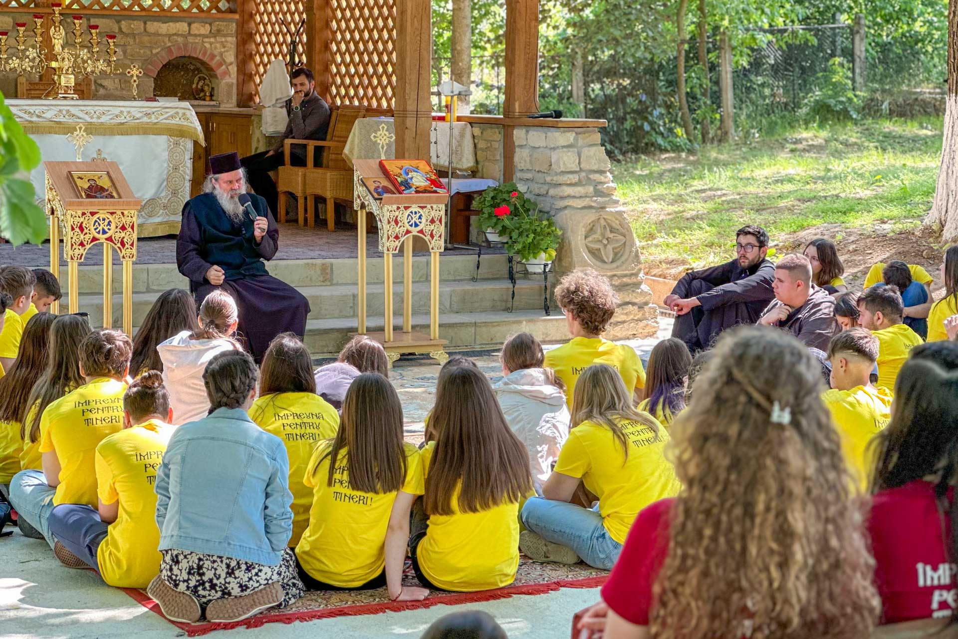 Seminar pentru voluntarii taberei din Pridvorul Satului, la Mănăstirea Bucium Seminar pentru voluntarii taberei din Pridvorul Satului, la Mănăstirea Bucium