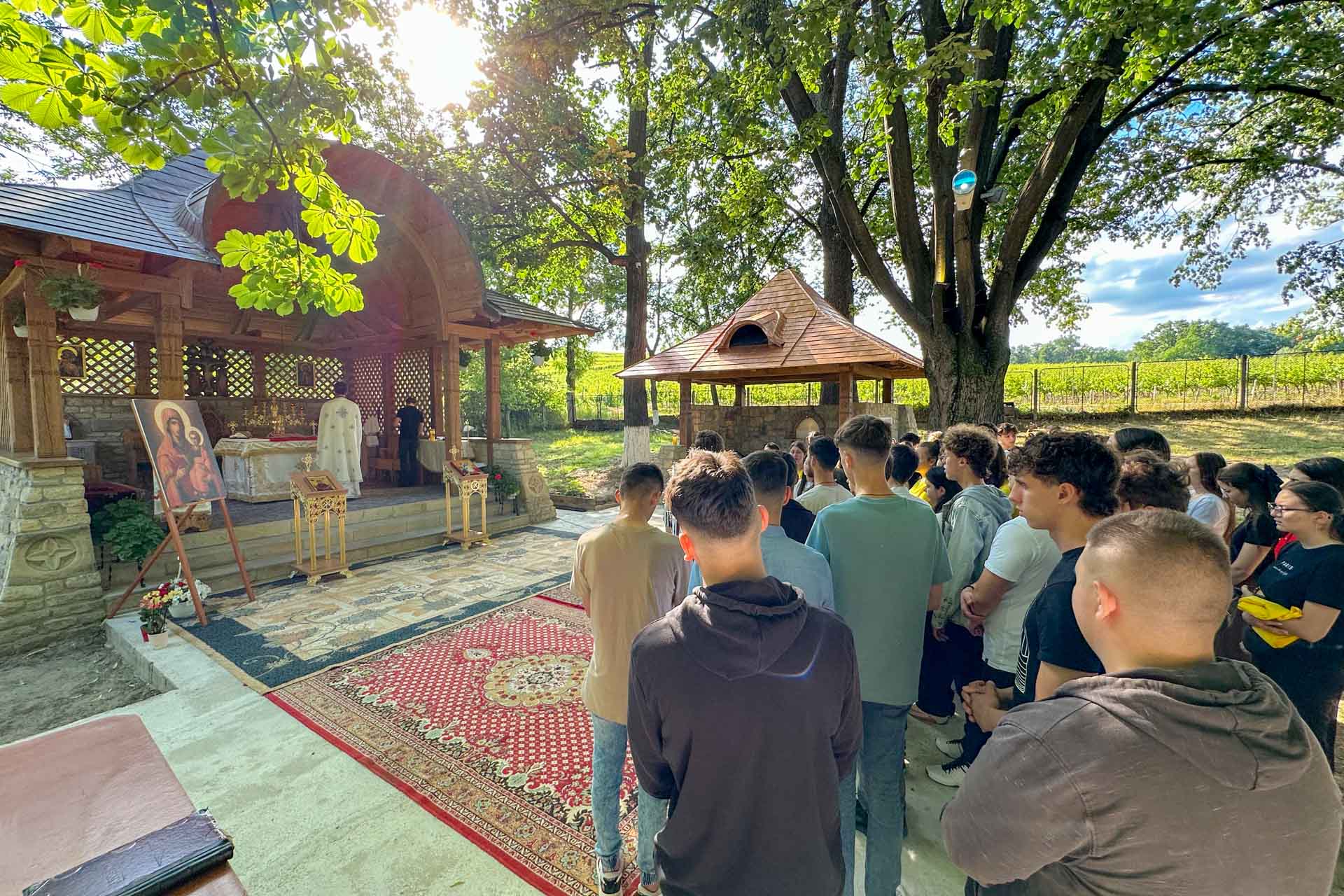 Seminar pentru voluntarii taberei din Pridvorul Satului, la Mănăstirea Bucium Seminar pentru voluntarii taberei din Pridvorul Satului, la Mănăstirea Bucium