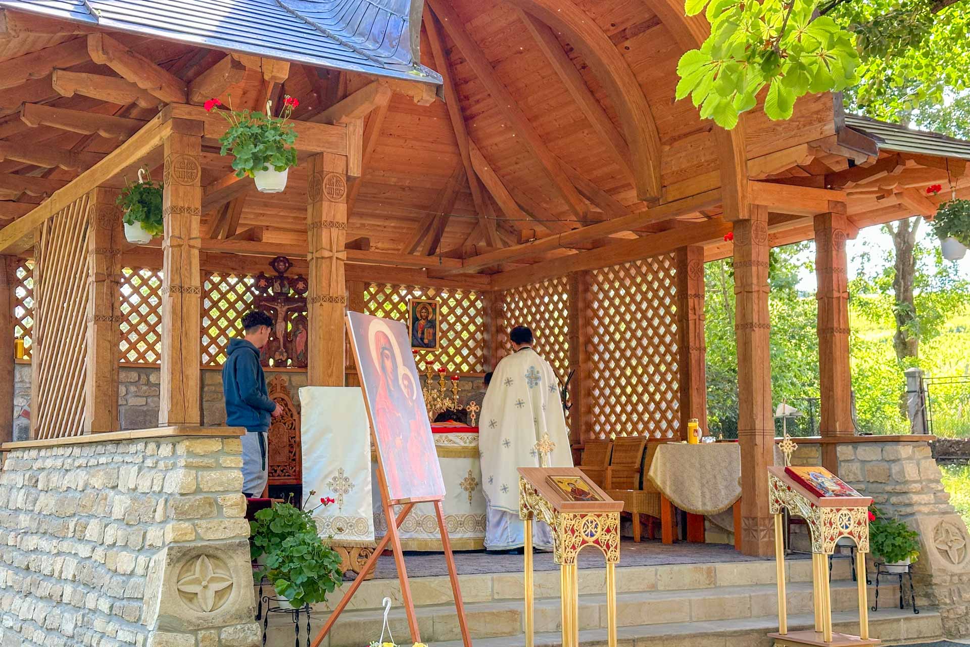 Seminar pentru voluntarii taberei din Pridvorul Satului, la Mănăstirea Bucium Seminar pentru voluntarii taberei din Pridvorul Satului, la Mănăstirea Bucium