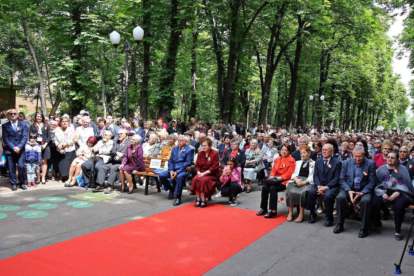 Familiile care au împlinit 50 de ani de căsătorie au fost binecuvântate de Mitropolitul Moldovei și Bucovinei