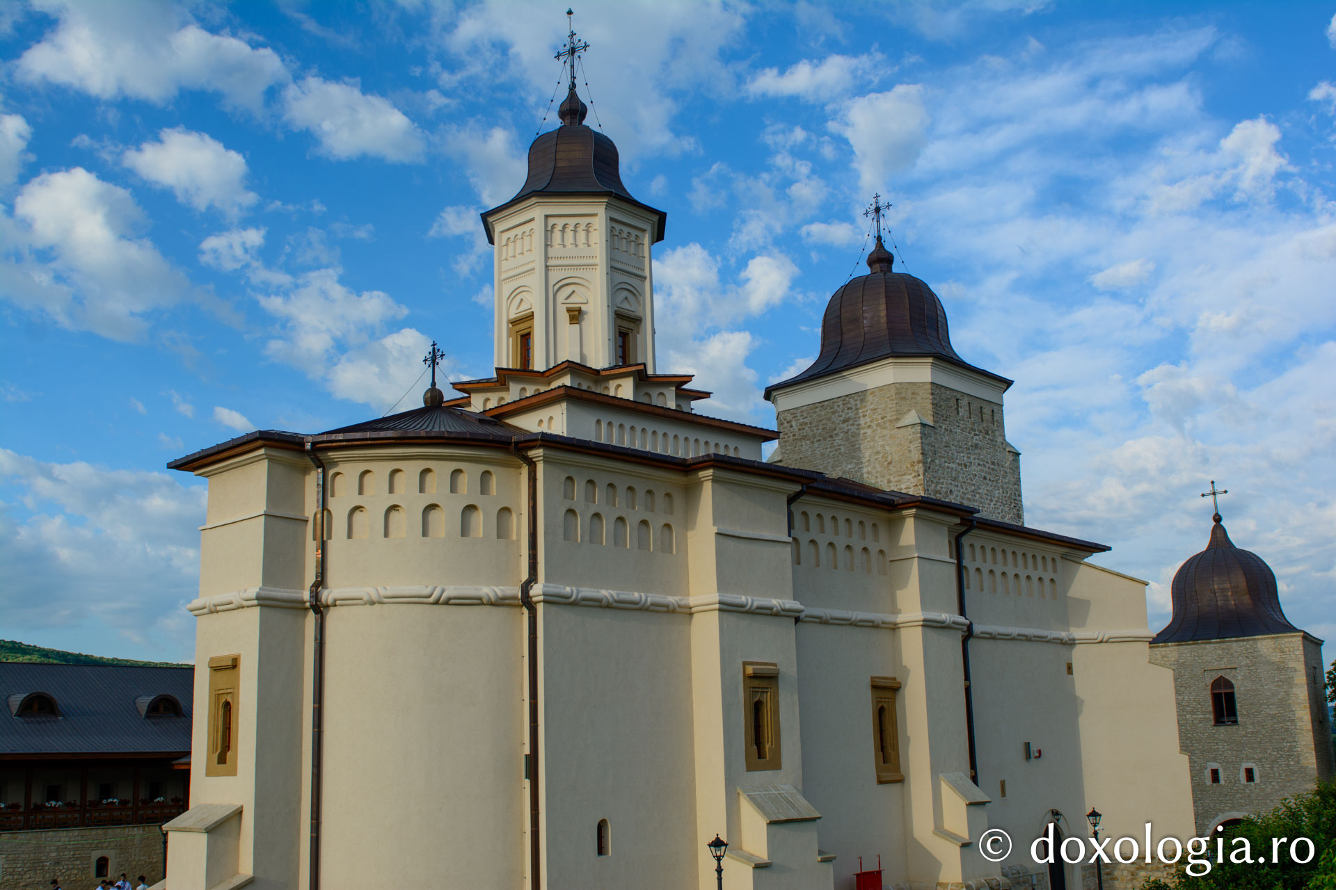 Biserica Mănăstirii Bârnova a primit haina cea nouă a sfințirii