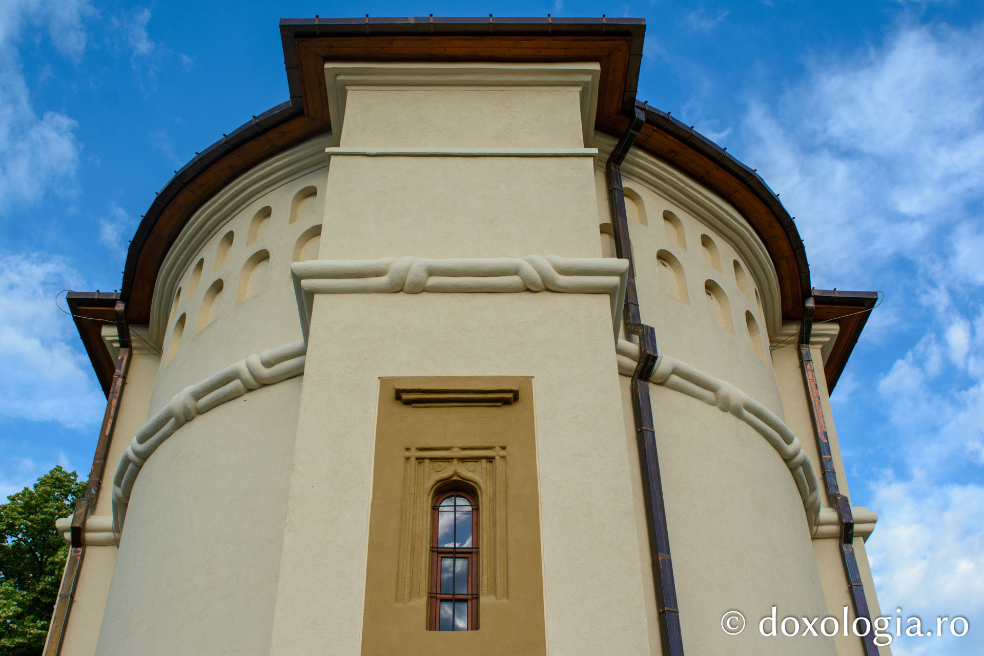 Biserica Mănăstirii Bârnova a primit haina cea nouă a sfințirii