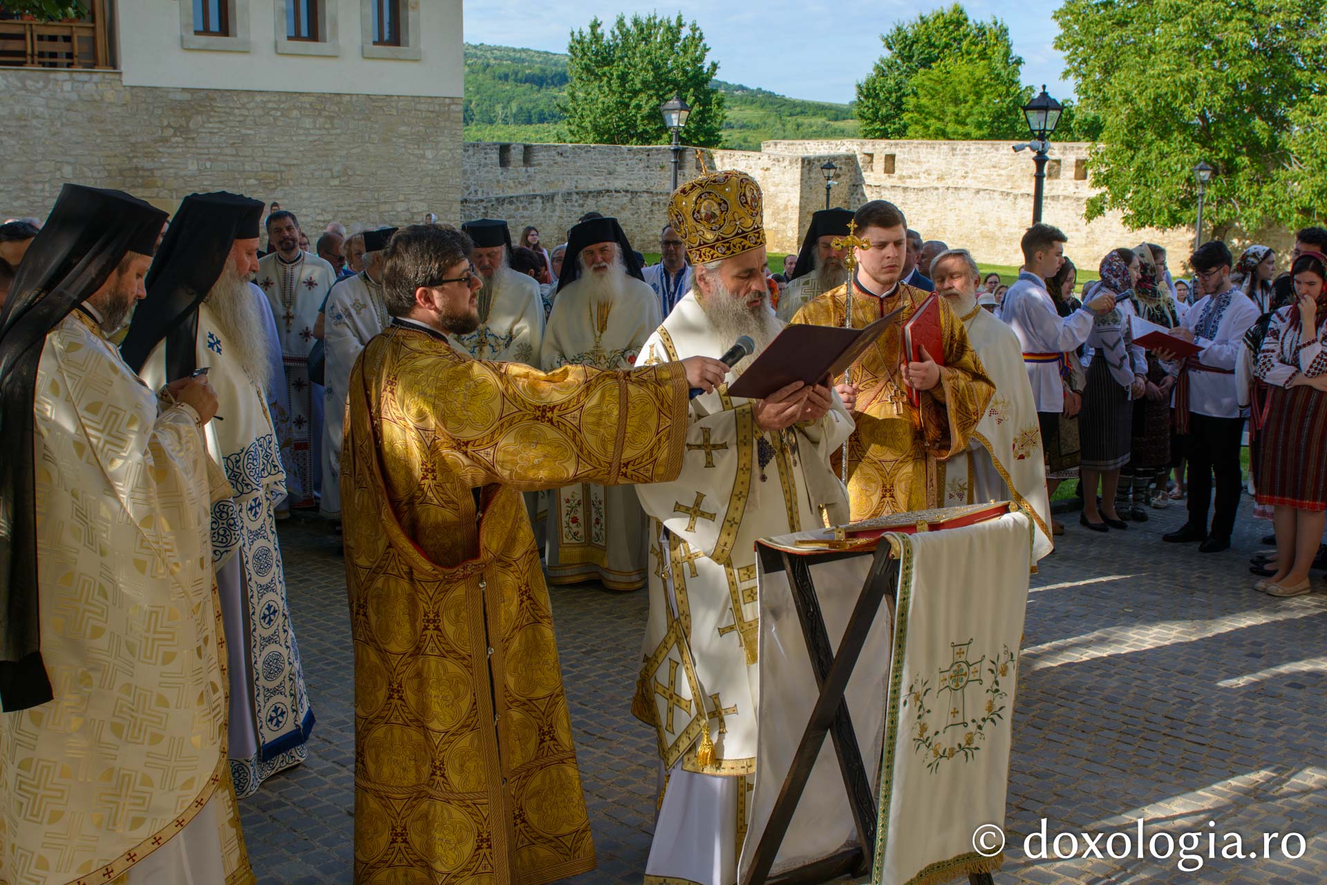 Biserica Mănăstirii Bârnova a primit haina cea nouă a sfințirii