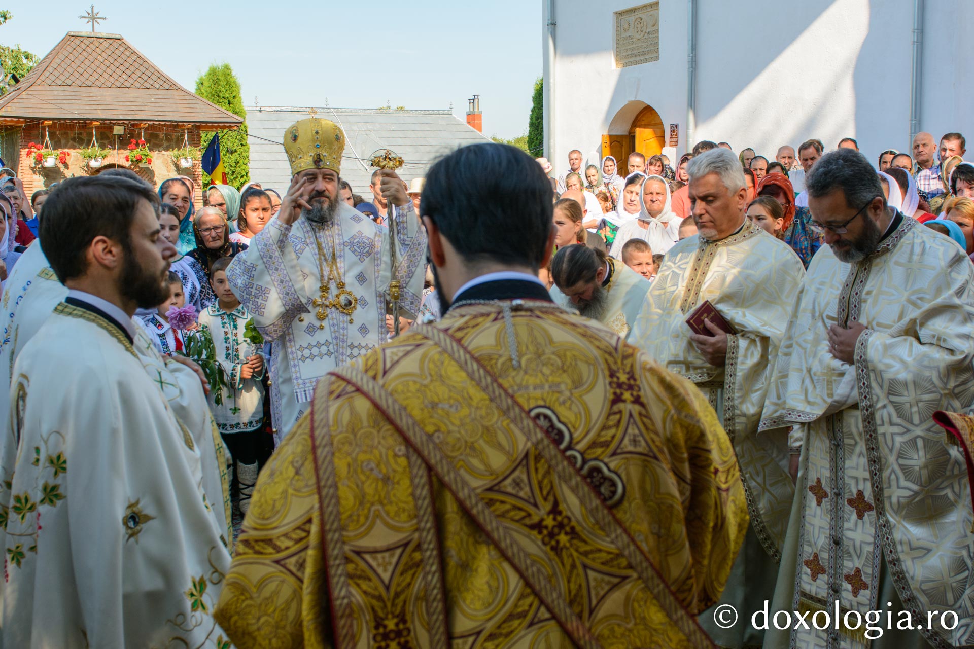 Binecuvântare arhierească la hramul Mănăstirii Lacuri - Hârlău / Foto: Mihail Vrăjitoru Binecuvântare arhierească la hramul Mănăstirii Lacuri - Hârlău