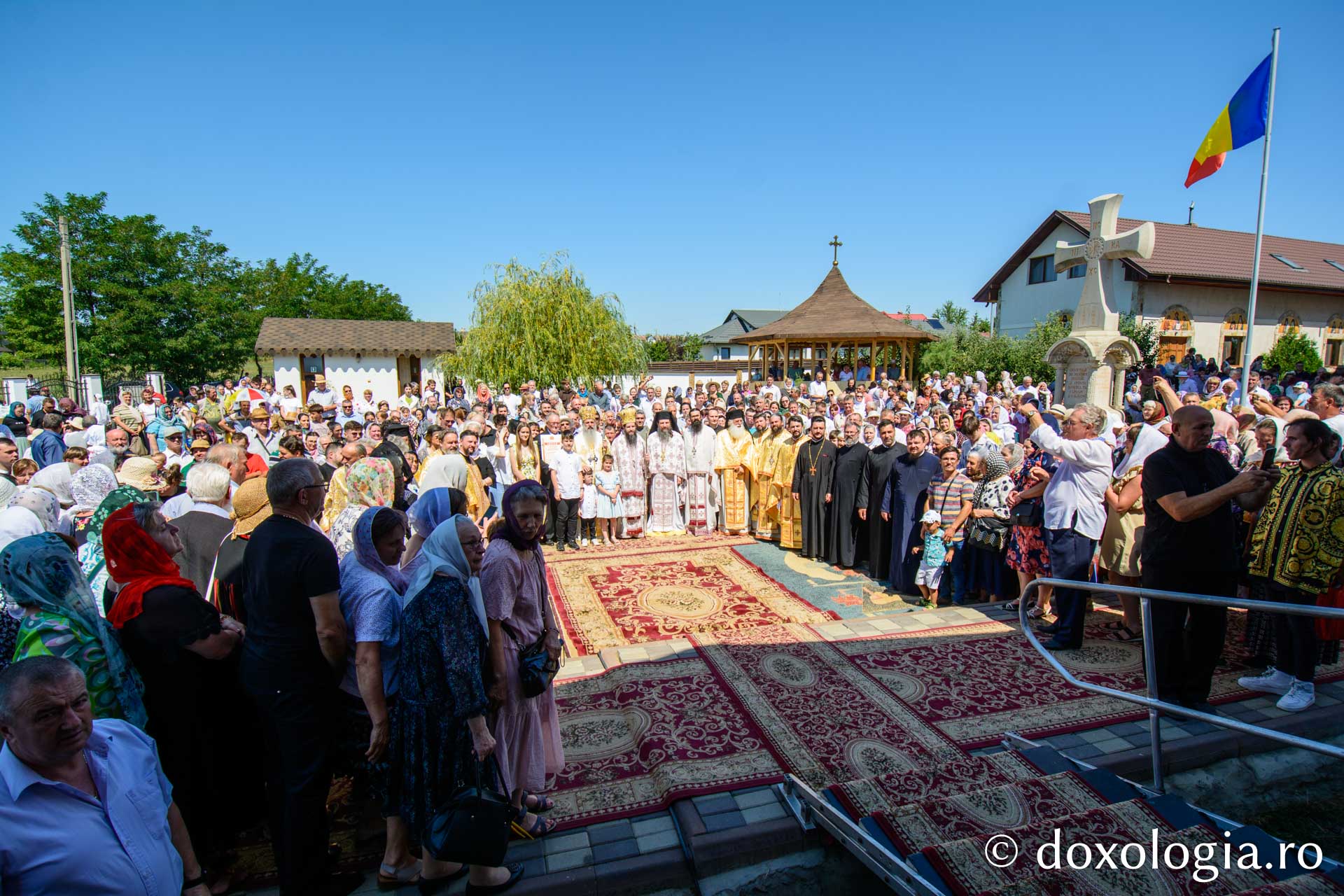 Pictura bisericii „Sfinții Apostoli Petru și Pavel” din cartierul botoșănean ANL Cișmea a fost sfințită