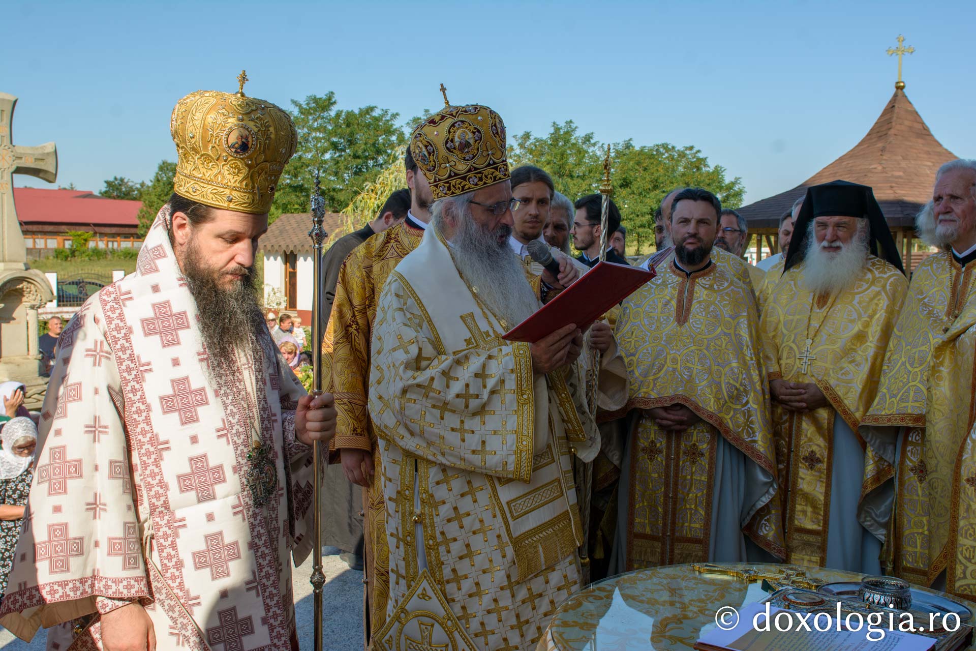 Pictura bisericii „Sfinții Apostoli Petru și Pavel” din cartierul botoșanean ANL Cișmea a fost sfințită