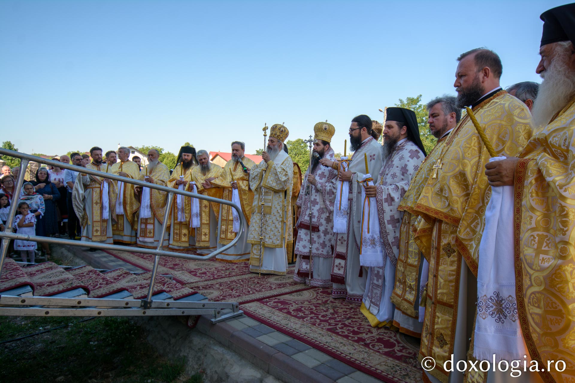 Pictura bisericii „Sfinții Apostoli Petru și Pavel” din cartierul botoșanean ANL Cișmea a fost sfințită