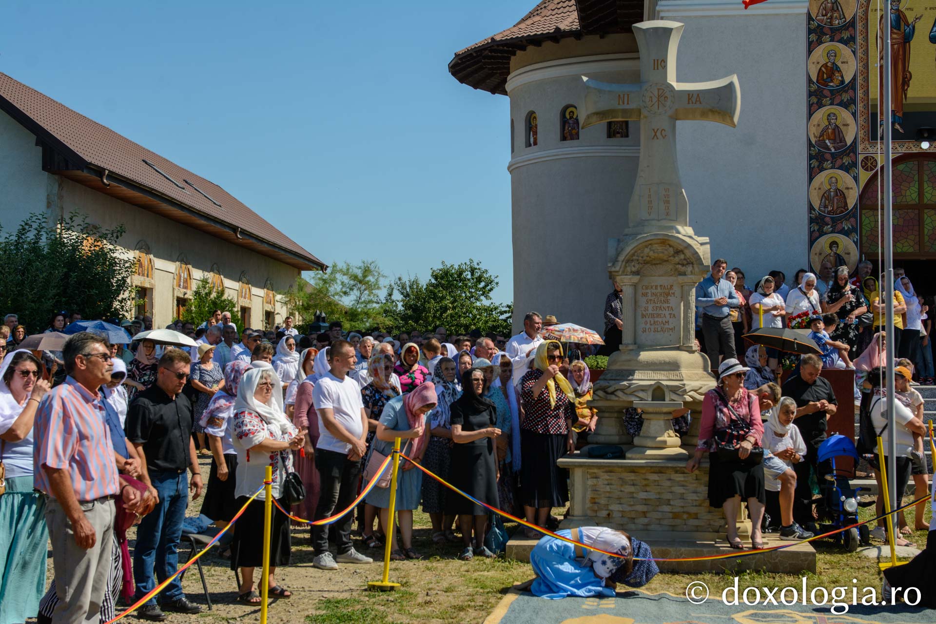 Pictura bisericii „Sfinții Apostoli Petru și Pavel” din cartierul botoșănean ANL Cișmea, sfințită de doi ierarhi