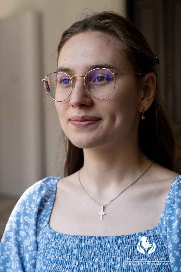 ECATERINA, 1 DIN CEI 100 EXCEPȚIONALI. Studiază Teologia, pictează icoane din dragostea izvorâtă acasă, în familia cu 7 copii