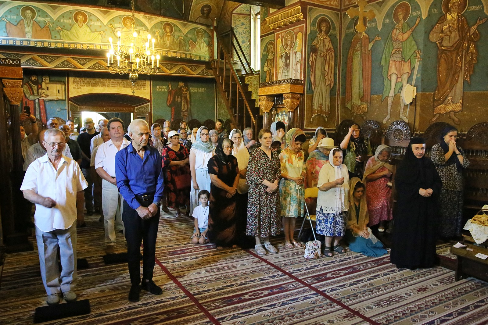 credincioși la Mănăstirea Copou