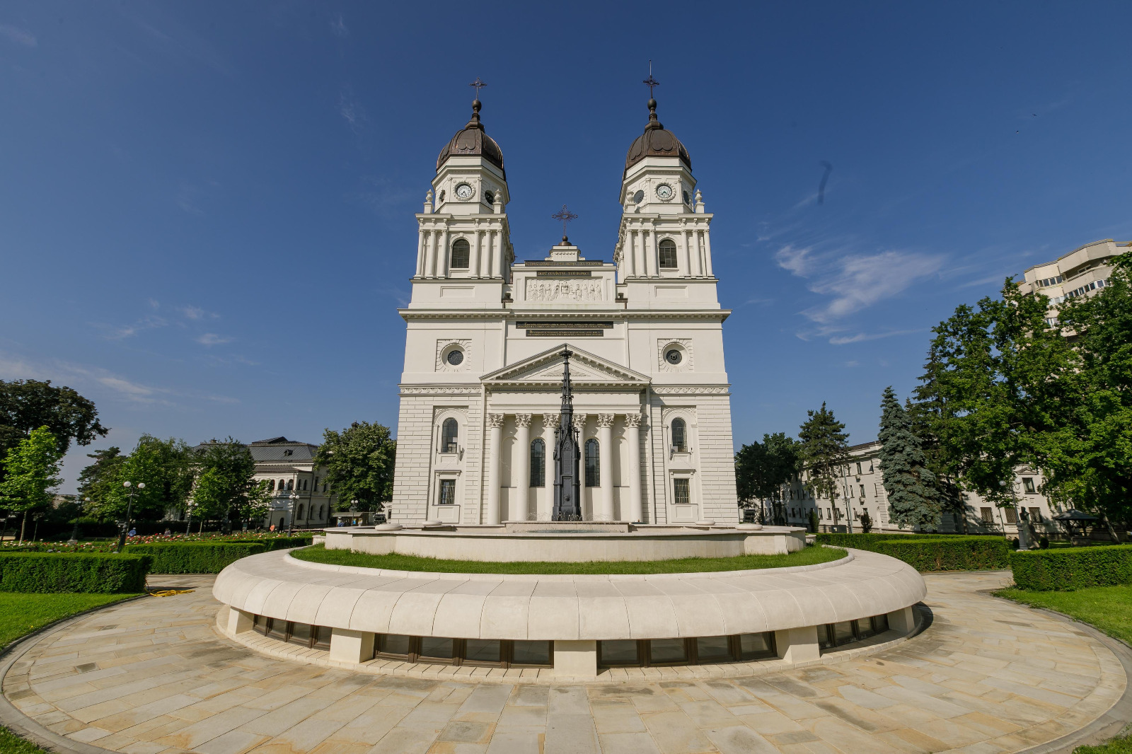 De Rusalii, la Catedrala Mitropolitană din Iaşi, Preasfinţitul Părinte Nichifor Botoşăneanul va săvârşi Sfânta Liturghie şi slujba Vecerniei plecării genunchilor.