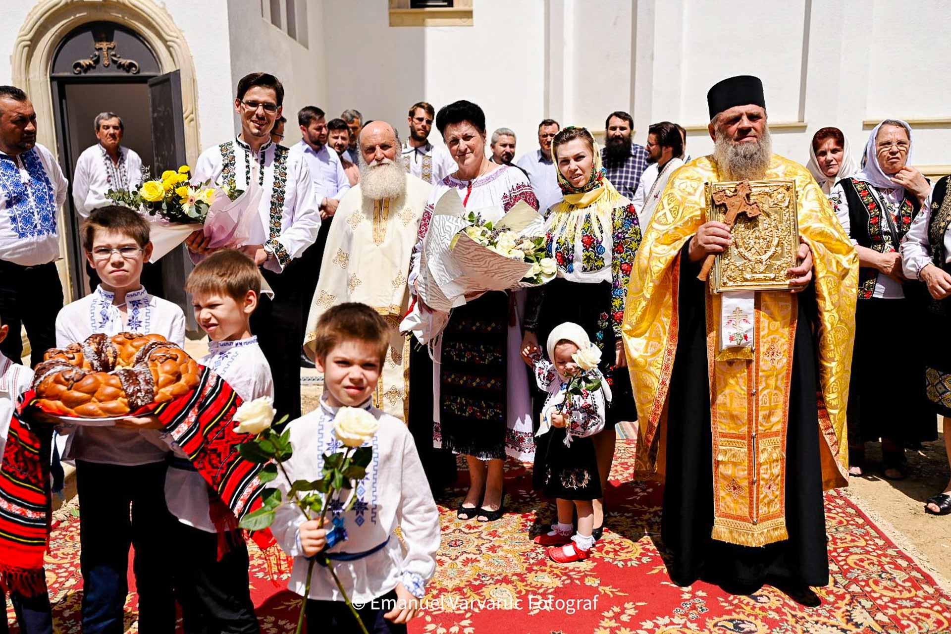 IPS Mitropolit Teofan a săvârșit Taina Botezului pentru cel de-al șaselea copil al familiei Hamburdă